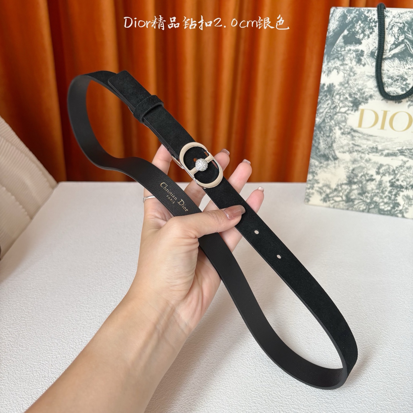 Dior新款腰带，采用精致头层皮制作，手感柔软，舒适细腻，精品钻扣，精致优雅，时尚大方。宽2.0cm
