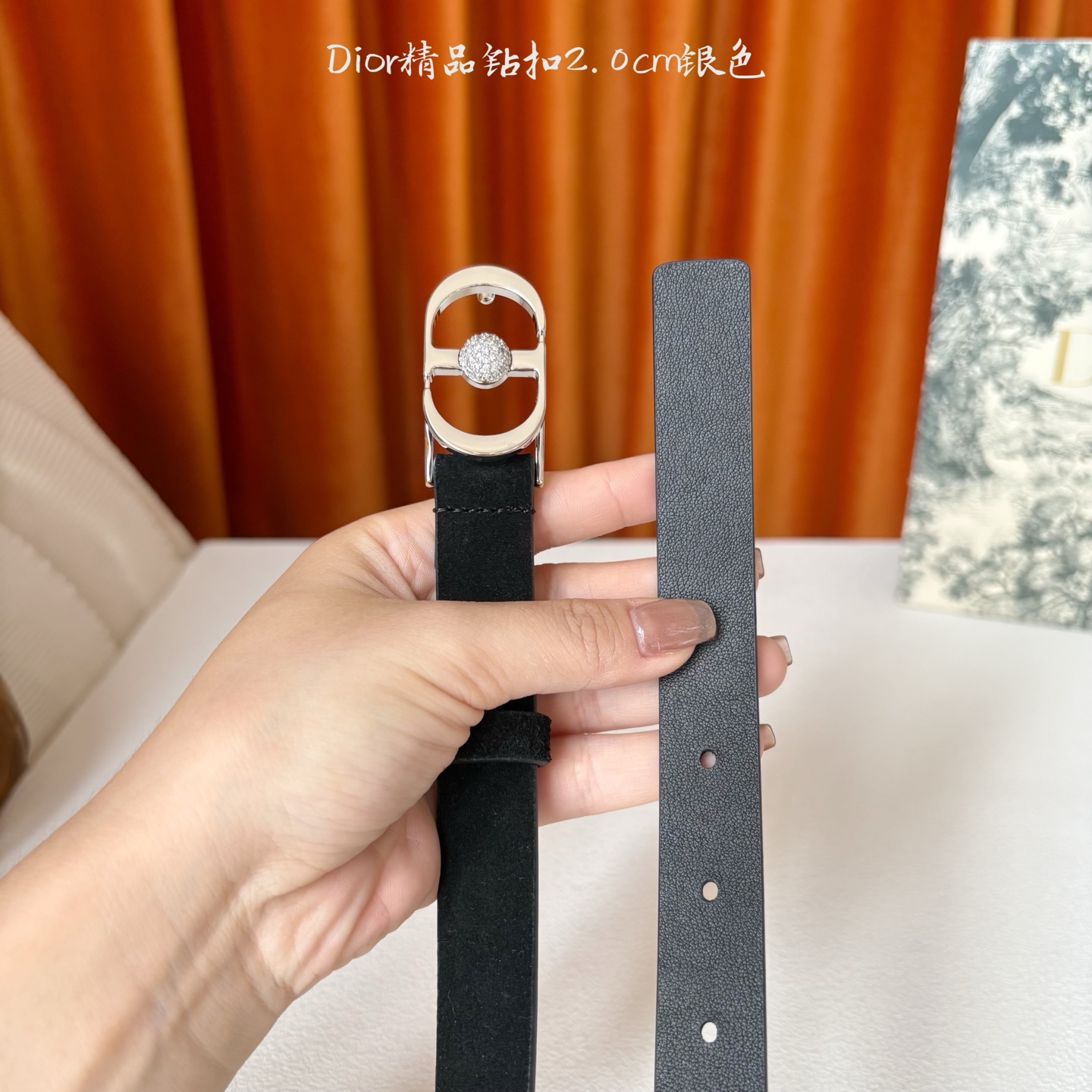 Dior新款腰带，采用精致头层皮制作，手感柔软，舒适细腻，精品钻扣，精致优雅，时尚大方。宽2.0cm
