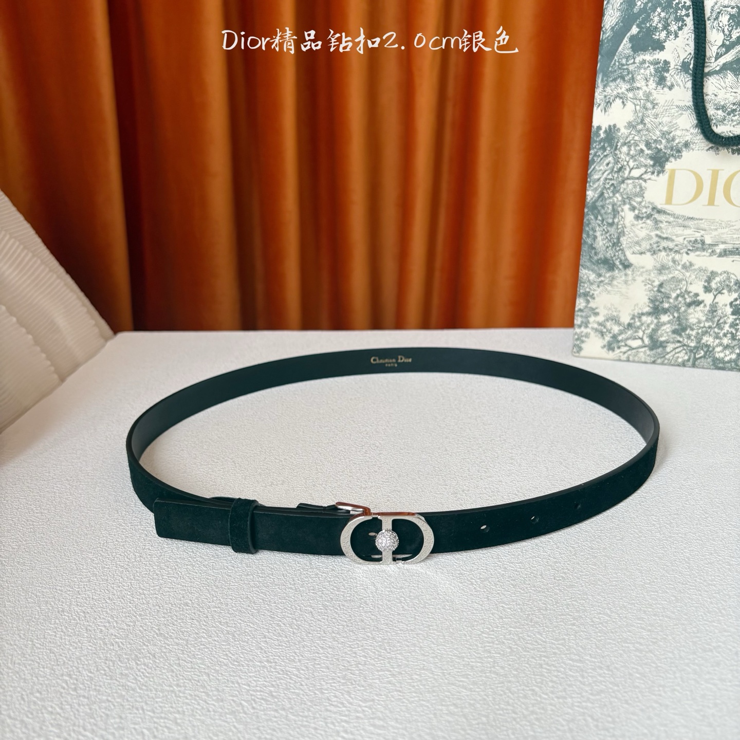 Dior新款腰带，采用精致头层皮制作，手感柔软，舒适细腻，精品钻扣，精致优雅，时尚大方。宽2.0cm