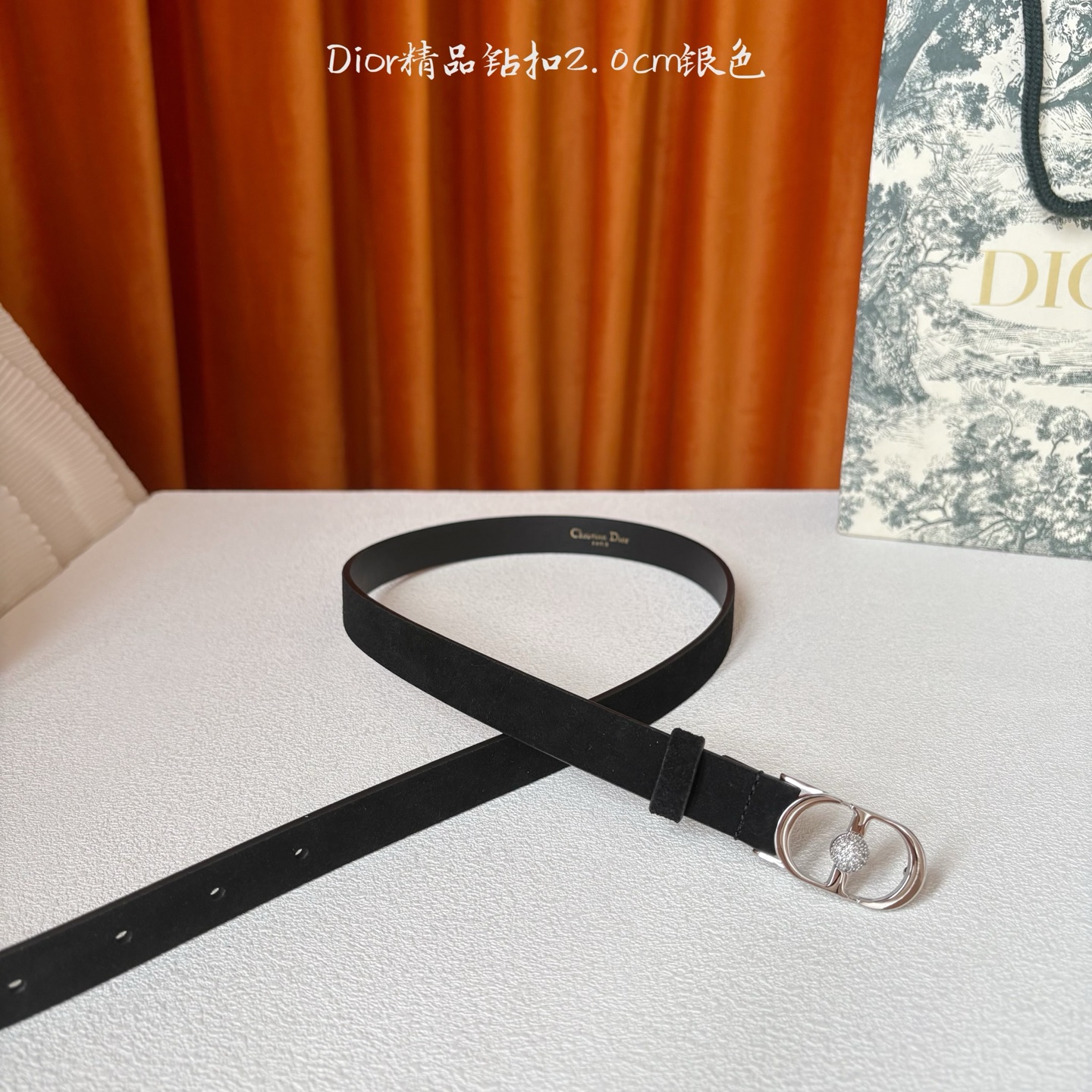 Dior新款腰带，采用精致头层皮制作，手感柔软，舒适细腻，精品钻扣，精致优雅，时尚大方。宽2.0cm