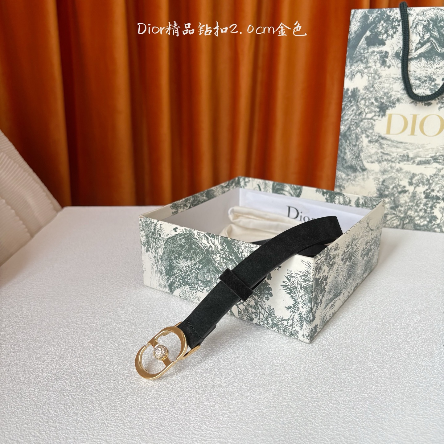 Dior新款腰带，采用精致头层皮制作，手感柔软，舒适细腻，精品钻扣，精致优雅，时尚大方。宽2.0cm