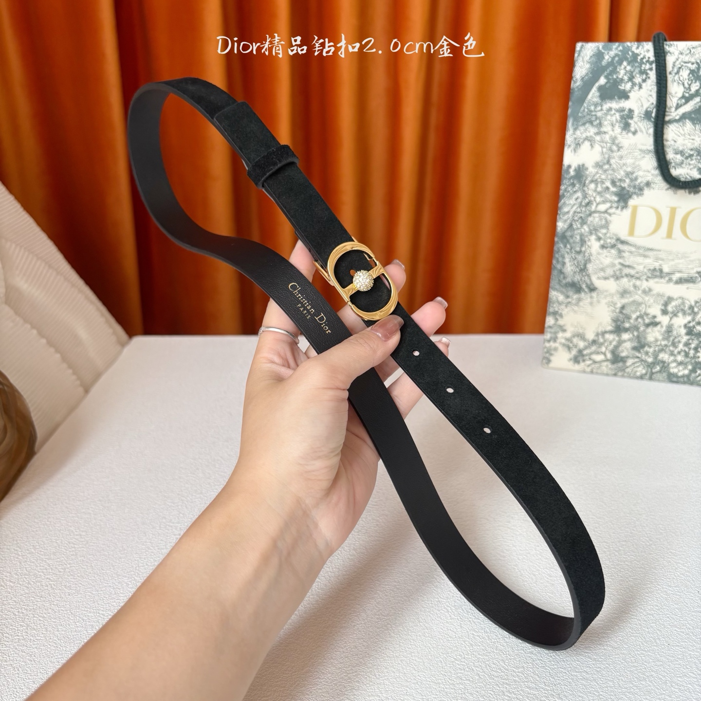 Dior新款腰带，采用精致头层皮制作，手感柔软，舒适细腻，精品钻扣，精致优雅，时尚大方。宽2.0cm