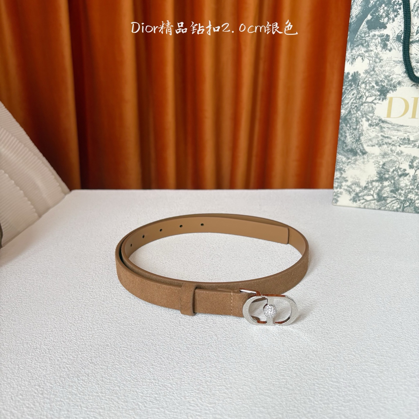 Dior新款腰带，采用精致头层皮制作，手感柔软，舒适细腻，精品钻扣，精致优雅，时尚大方。宽2.0cm
