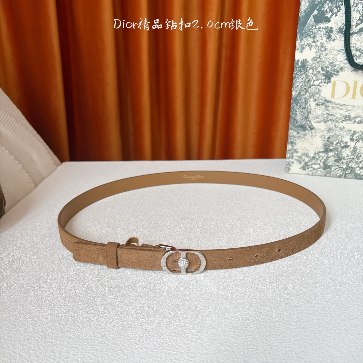 Dior新款腰带，采用精致头层皮制作，手感柔软，舒适细腻，精品钻扣，精致优雅，时尚大方。宽2.0cm