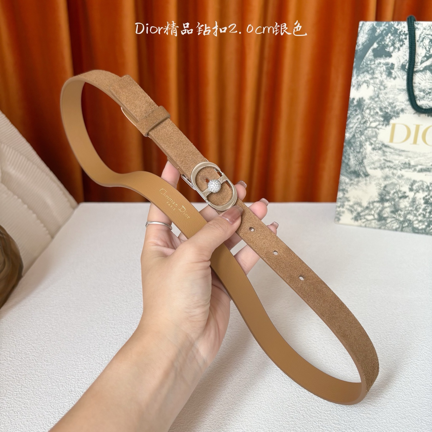 Dior新款腰带，采用精致头层皮制作，手感柔软，舒适细腻，精品钻扣，精致优雅，时尚大方。宽2.0cm