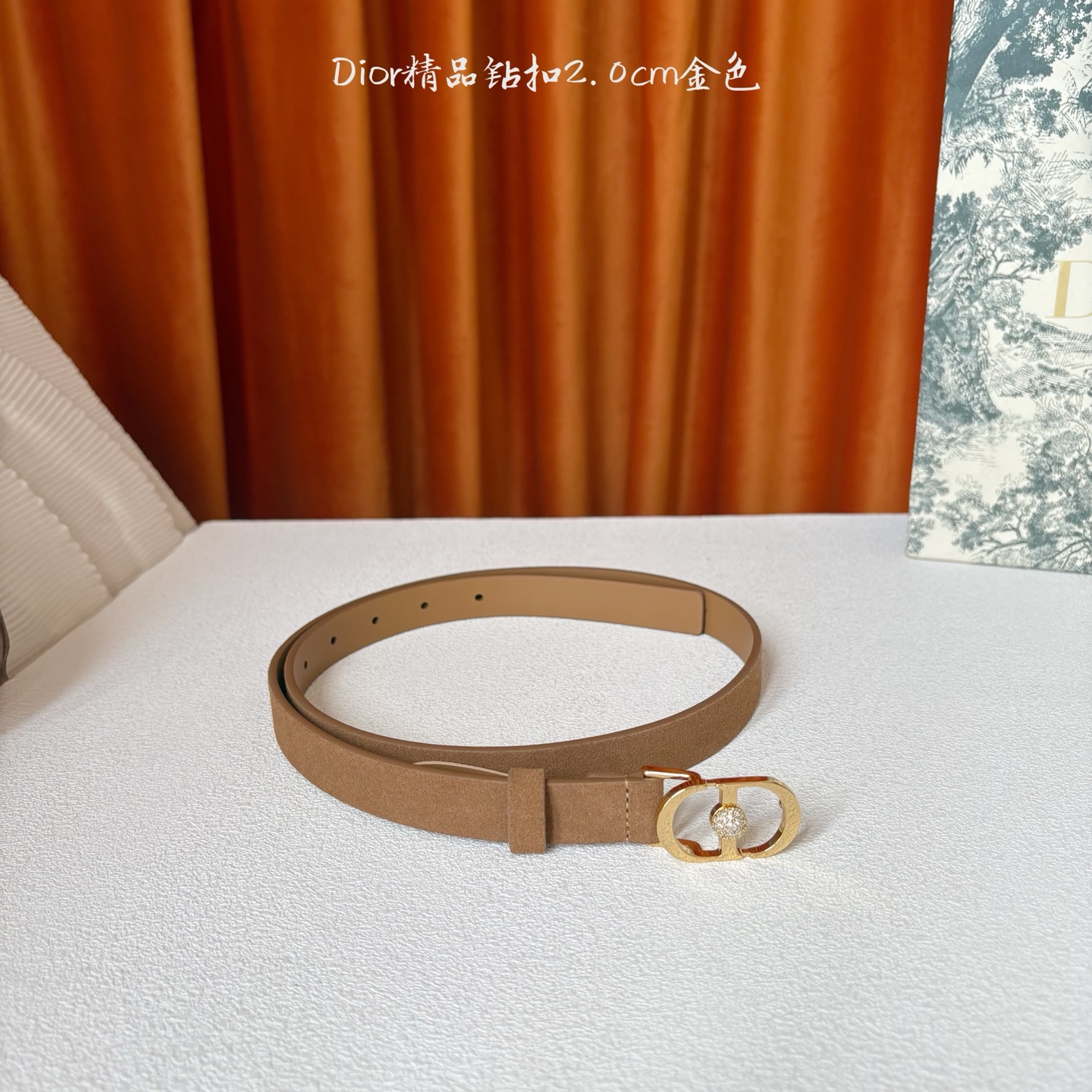 Dior新款腰带，采用精致头层皮制作，手感柔软，舒适细腻，精品钻扣，精致优雅，时尚大方。宽2.0cm
