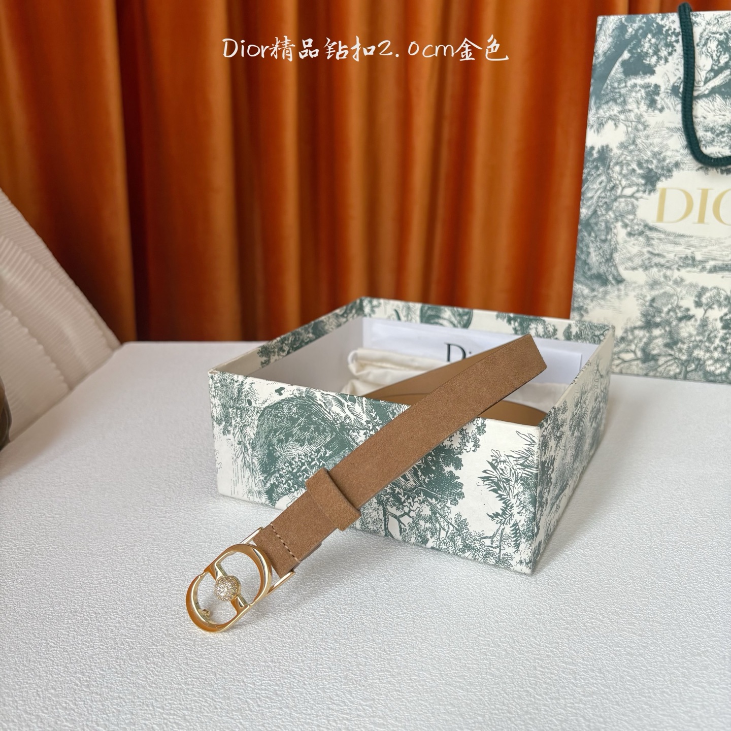 Dior新款腰带，采用精致头层皮制作，手感柔软，舒适细腻，精品钻扣，精致优雅，时尚大方。宽2.0cm