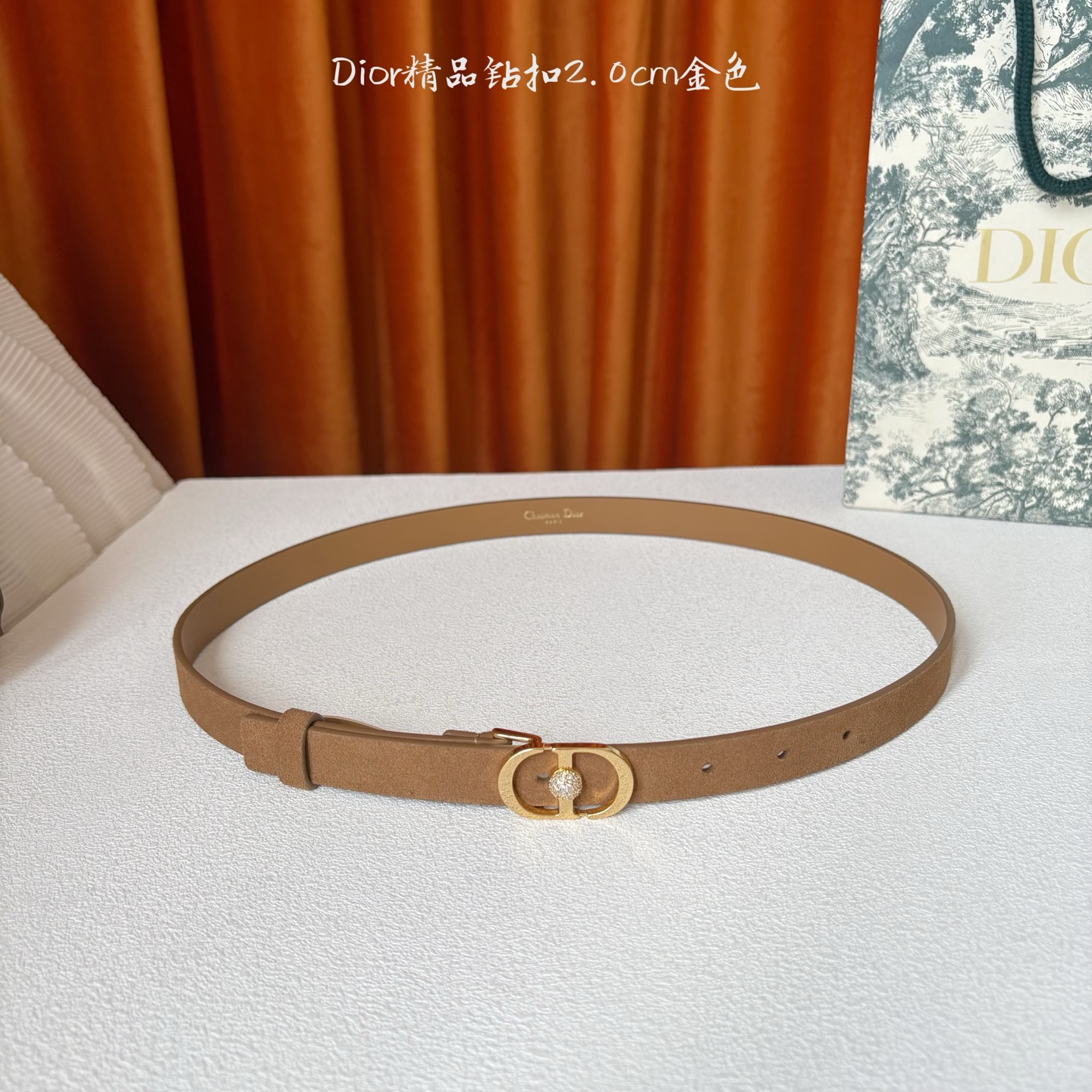 Dior新款腰带，采用精致头层皮制作，手感柔软，舒适细腻，精品钻扣，精致优雅，时尚大方。宽2.0cm