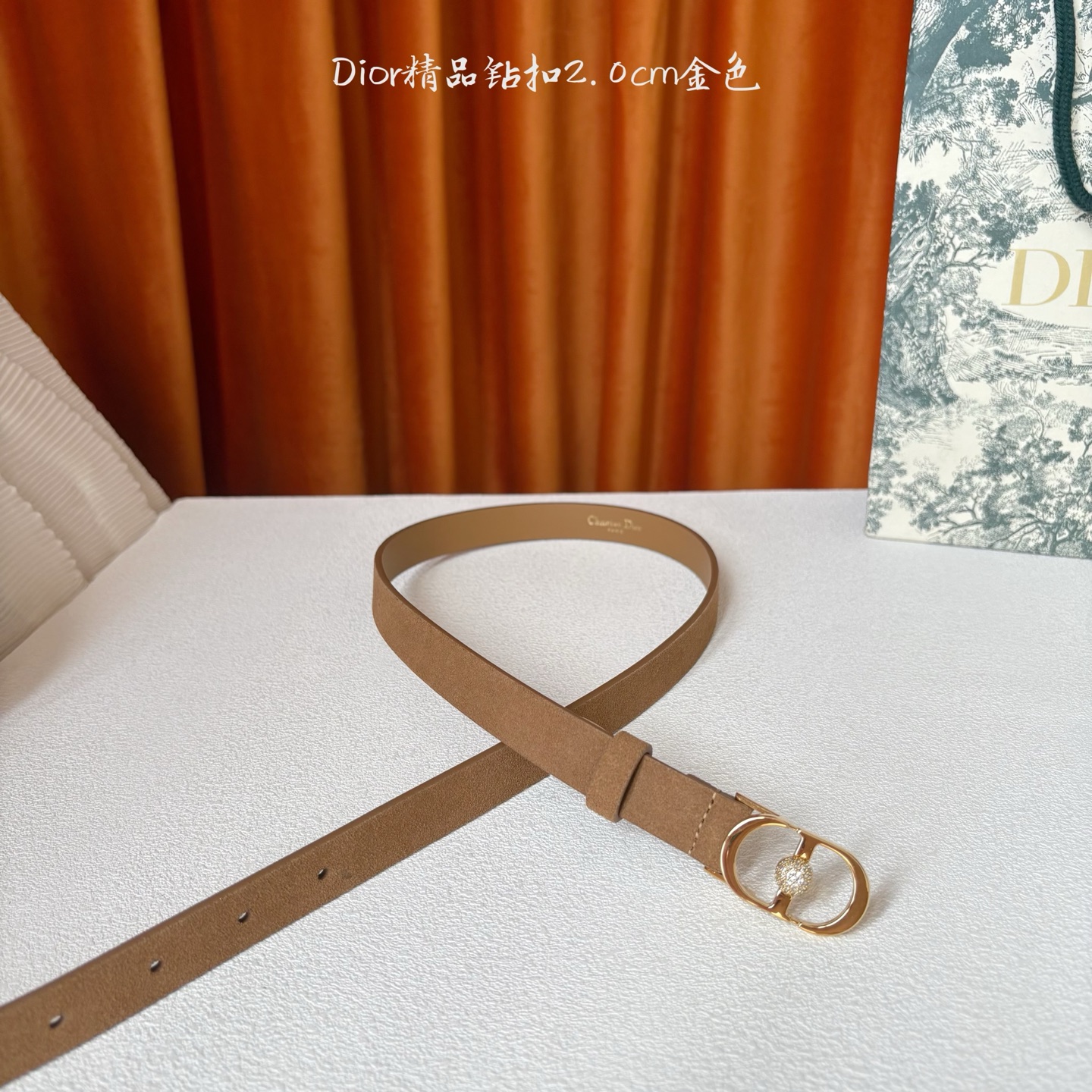 Dior新款腰带，采用精致头层皮制作，手感柔软，舒适细腻，精品钻扣，精致优雅，时尚大方。宽2.0cm
