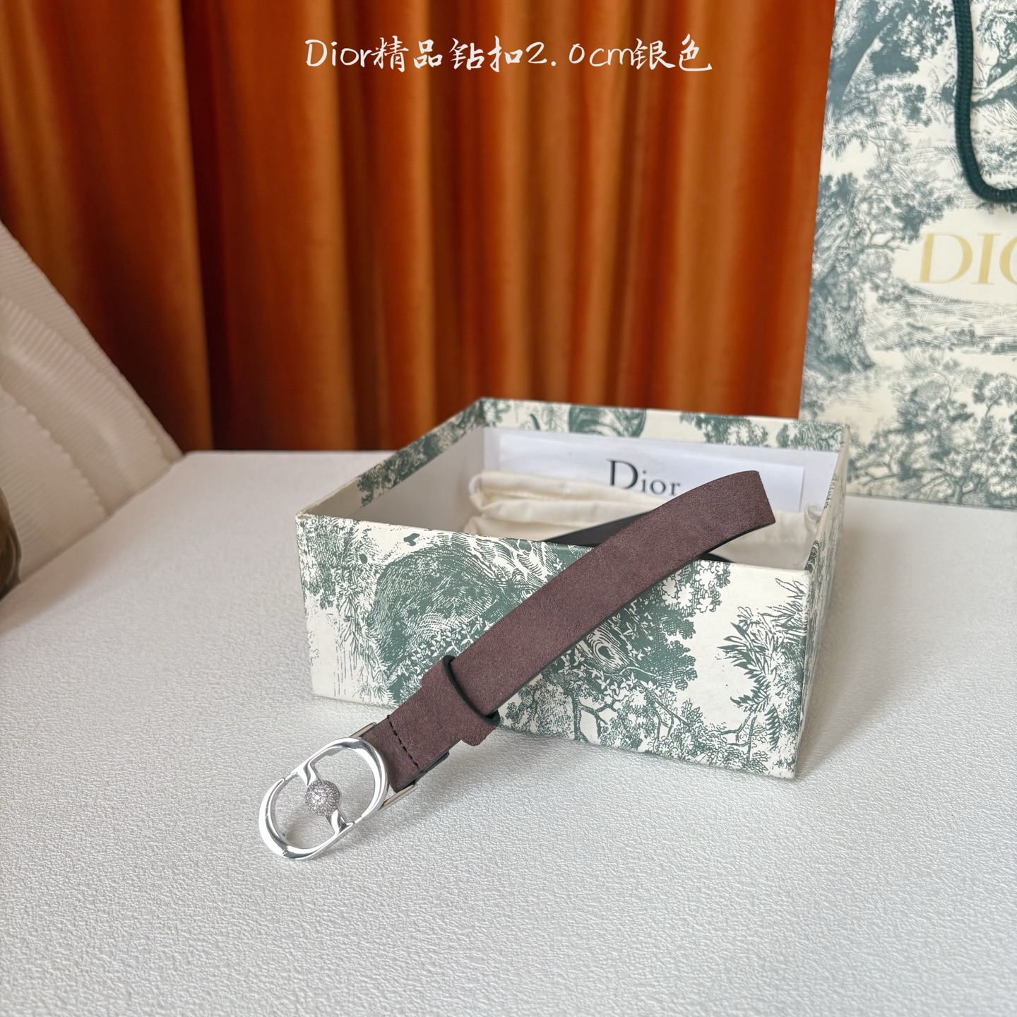 Dior新款腰带，采用精致头层皮制作，手感柔软，舒适细腻，精品钻扣，精致优雅，时尚大方。宽2.0cm