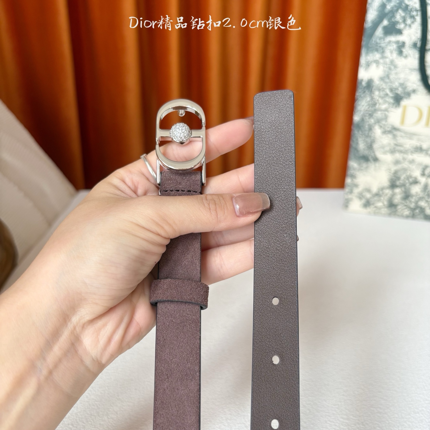 Dior新款腰带，采用精致头层皮制作，手感柔软，舒适细腻，精品钻扣，精致优雅，时尚大方。宽2.0cm