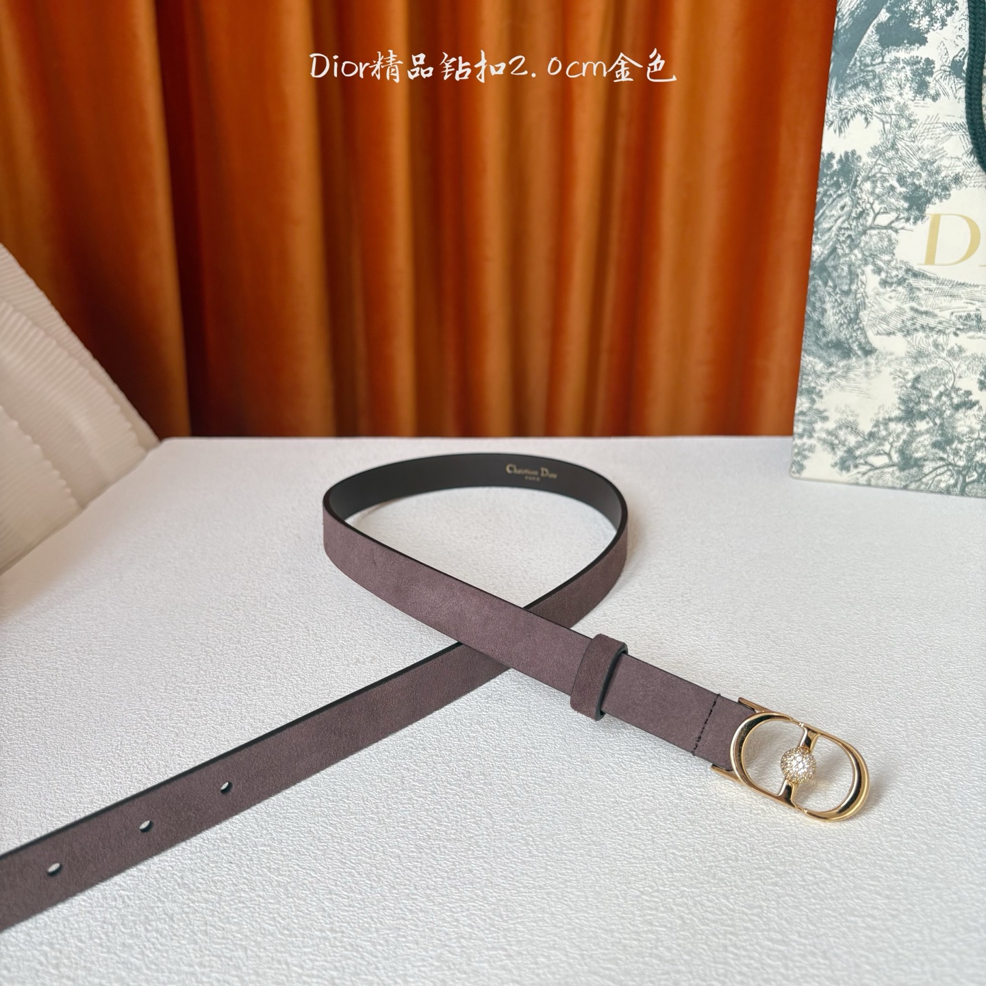 Dior新款腰带，采用精致头层皮制作，手感柔软，舒适细腻，精品钻扣，精致优雅，时尚大方。宽2.0cm