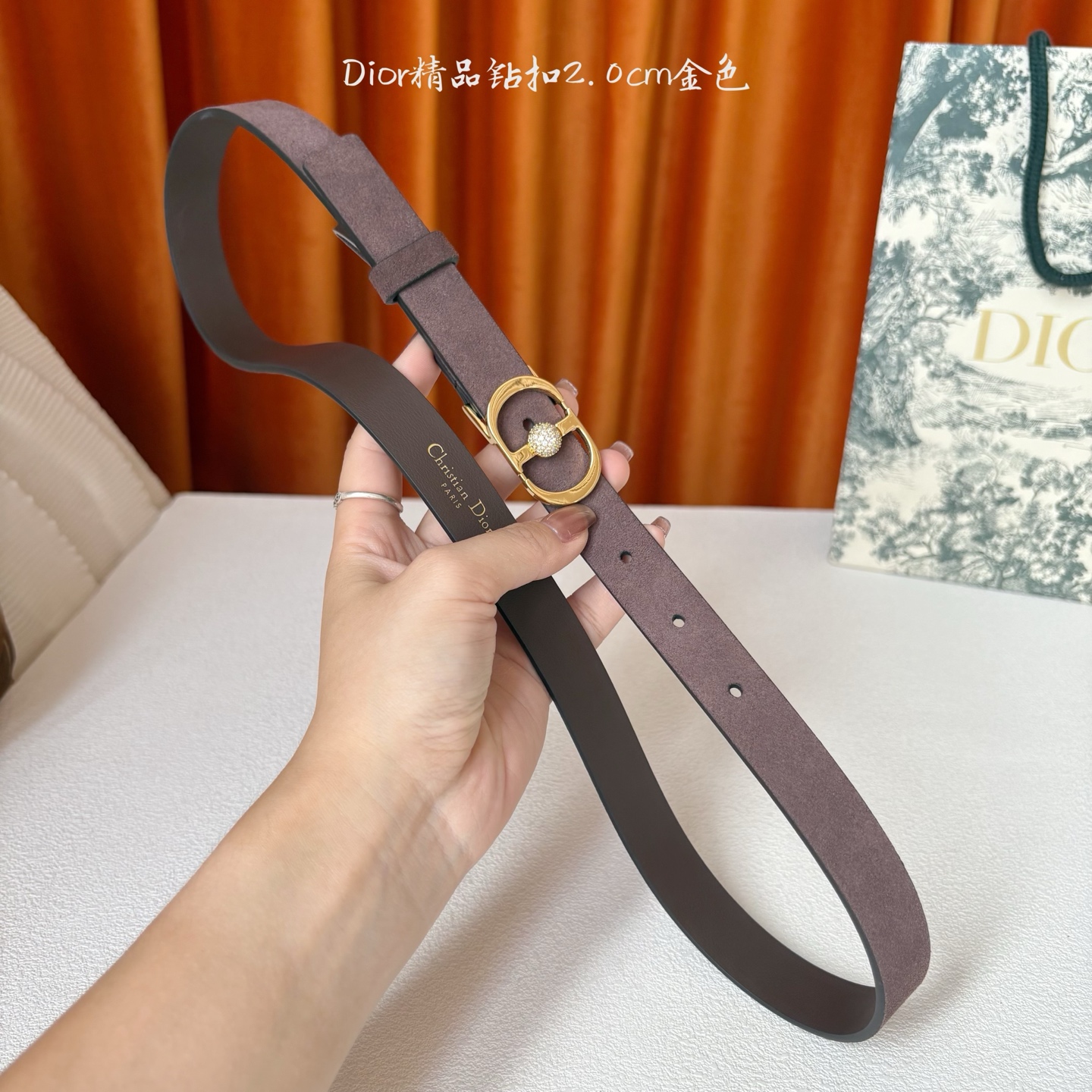 Dior新款腰带，采用精致头层皮制作，手感柔软，舒适细腻，精品钻扣，精致优雅，时尚大方。宽2.0cm