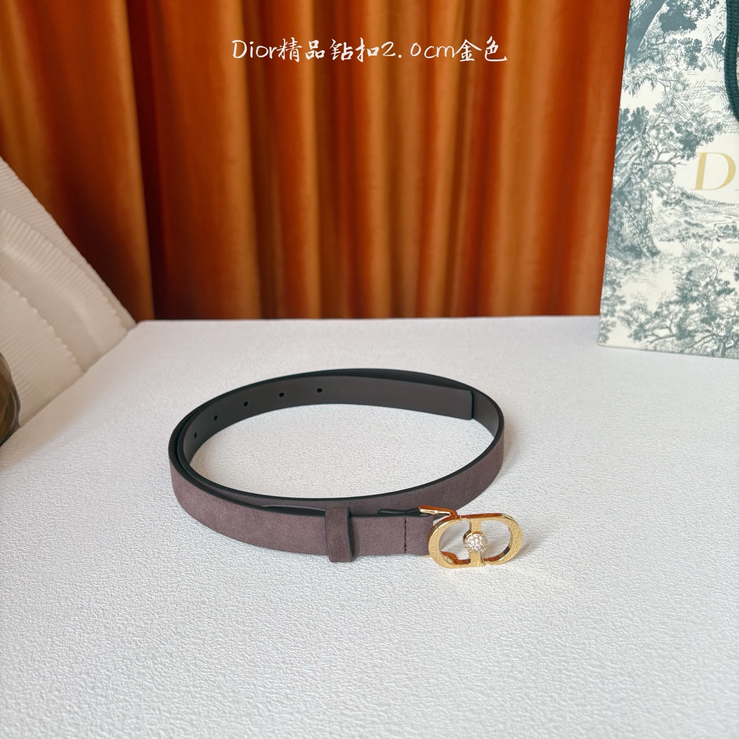 Dior新款腰带，采用精致头层皮制作，手感柔软，舒适细腻，精品钻扣，精致优雅，时尚大方。宽2.0cm