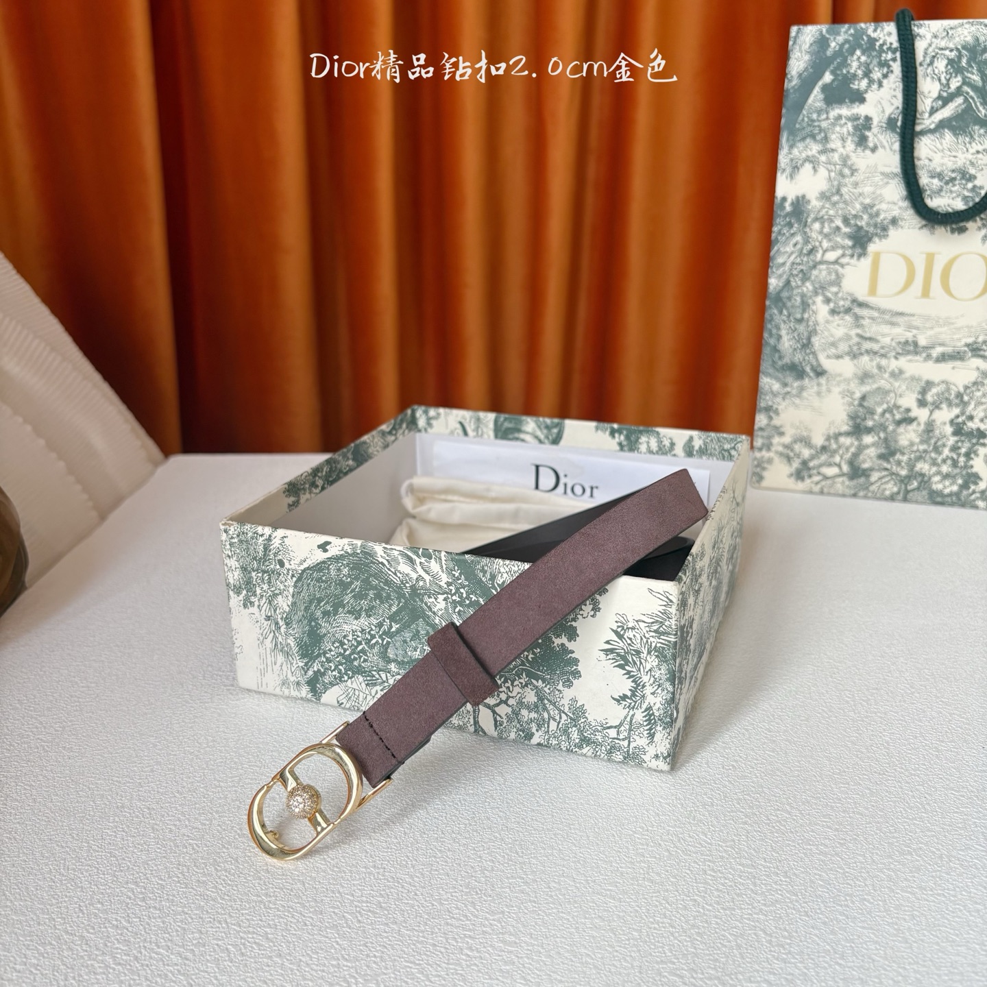 Dior新款腰带，采用精致头层皮制作，手感柔软，舒适细腻，精品钻扣，精致优雅，时尚大方。宽2.0cm