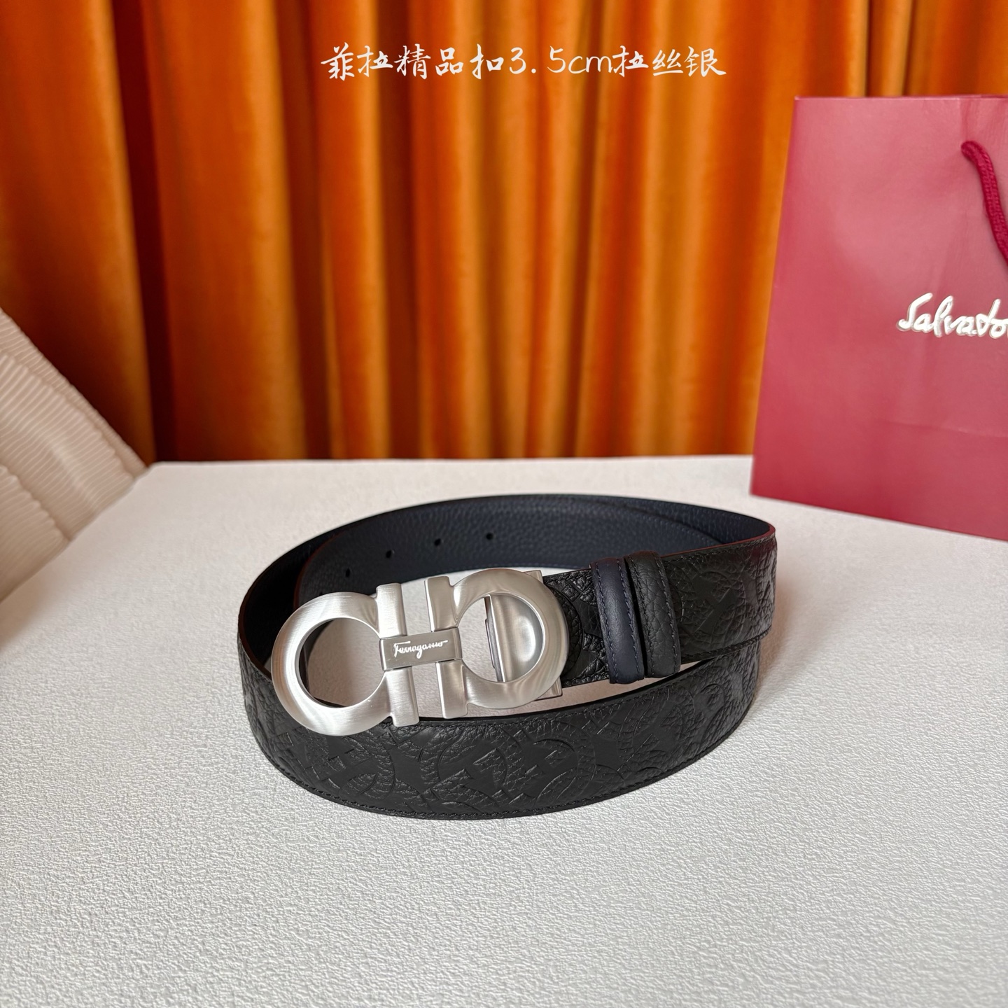 菲拉格慕男款进口小牛皮，手感细腻柔软。搭配纯铜精品扣，男士必备！宽度：3.5cm