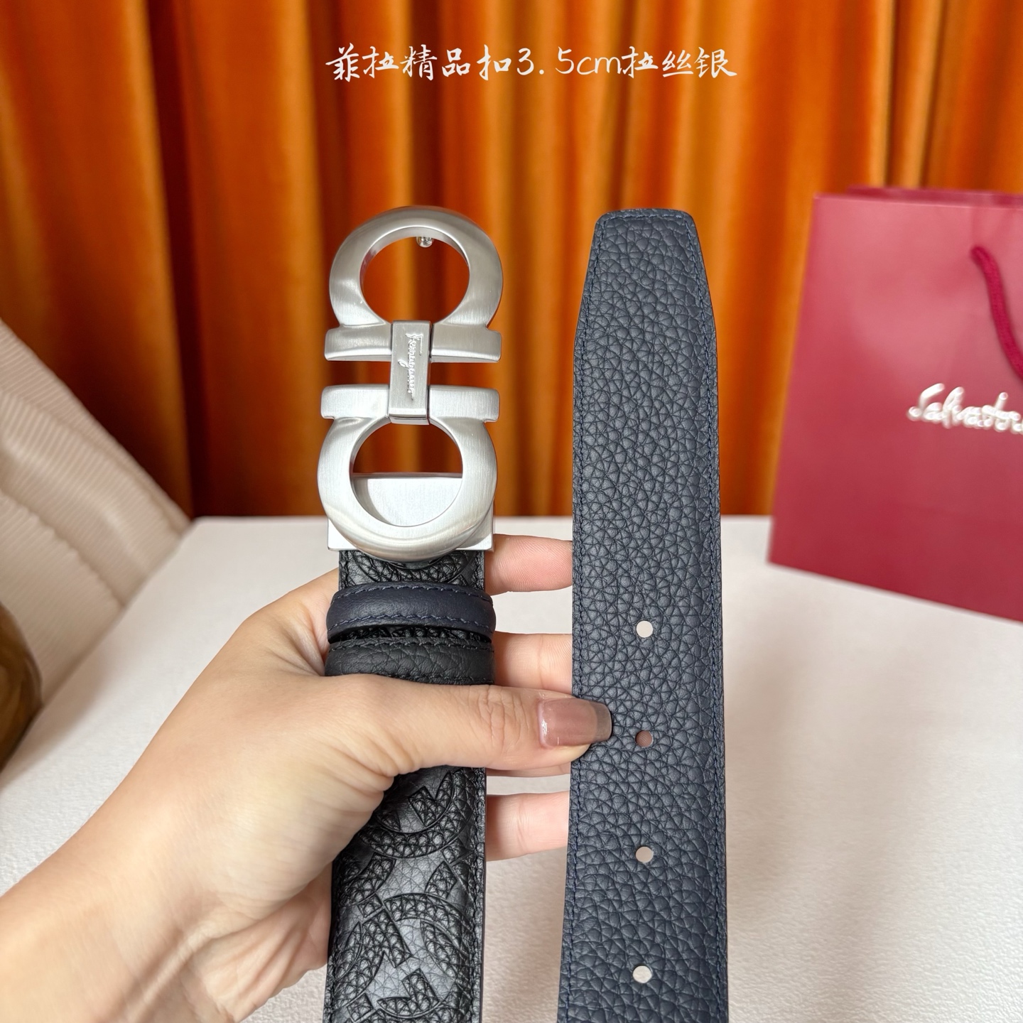 菲拉格慕男款进口小牛皮，手感细腻柔软。搭配纯铜精品扣，男士必备！宽度：3.5cm