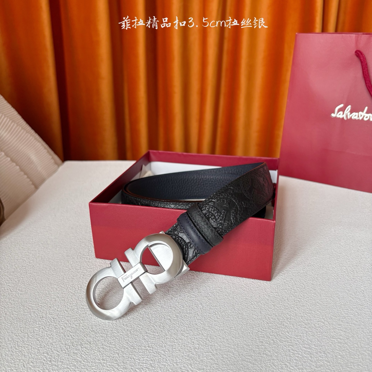 菲拉格慕男款进口小牛皮，手感细腻柔软。搭配纯铜精品扣，男士必备！宽度：3.5cm