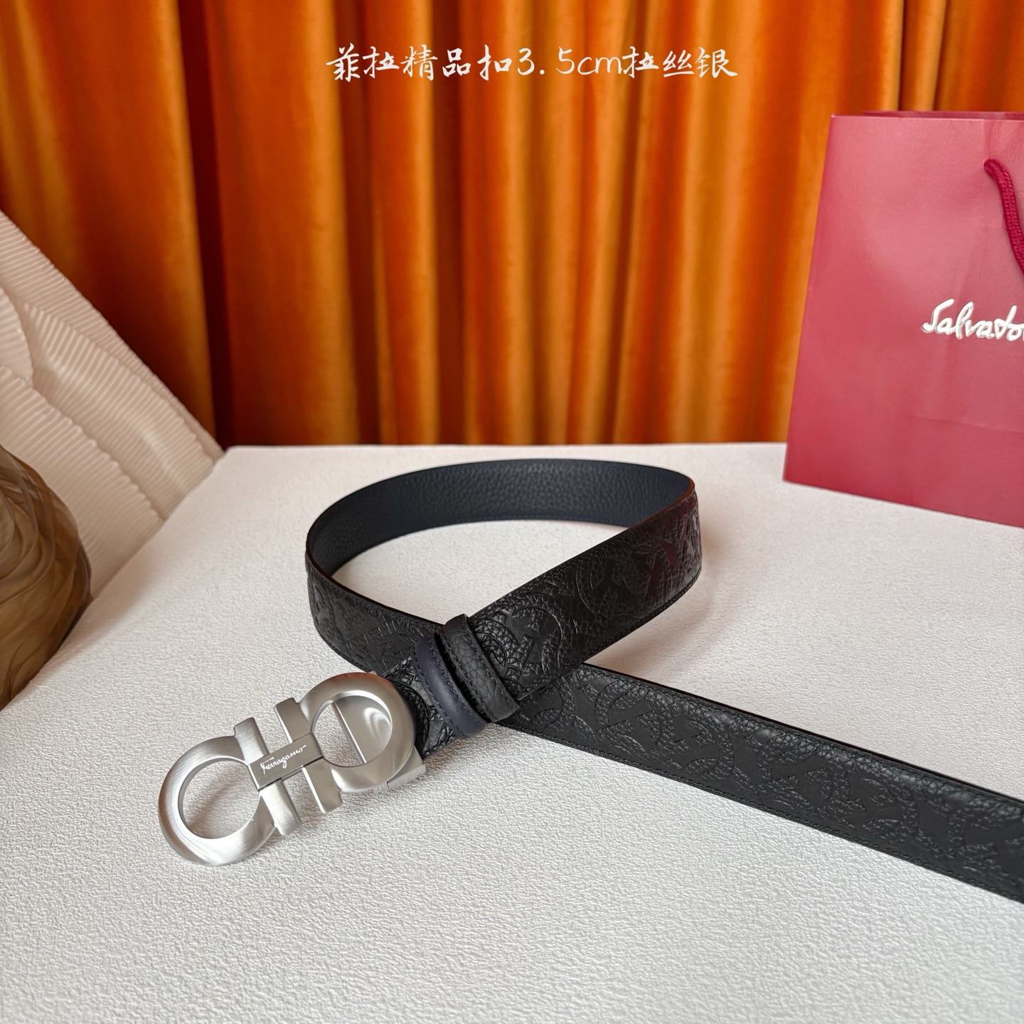 菲拉格慕男款进口小牛皮，手感细腻柔软。搭配纯铜精品扣，男士必备！宽度：3.5cm