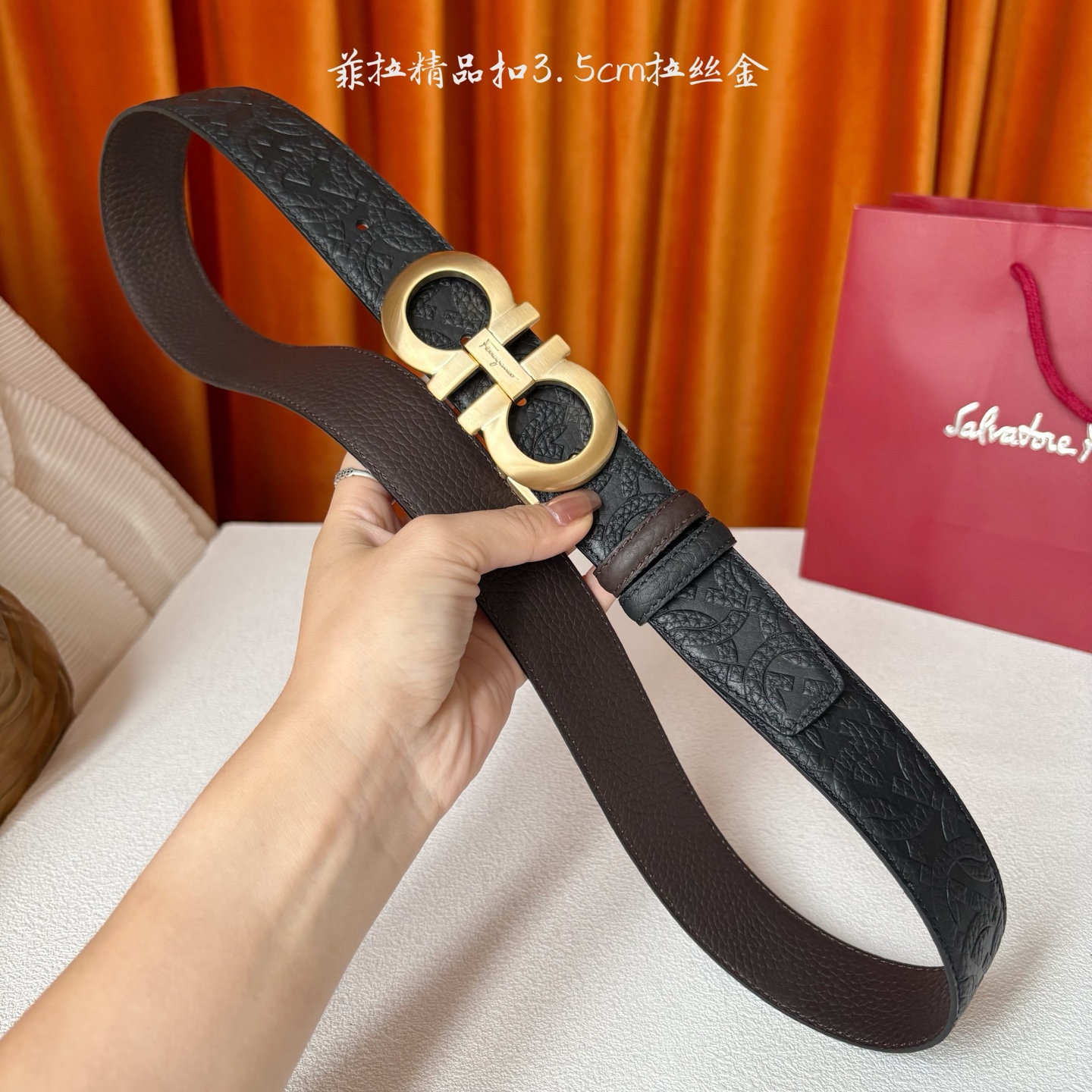 菲拉格慕男款进口小牛皮，手感细腻柔软。搭配纯铜精品扣，男士必备！宽度：3.5cm