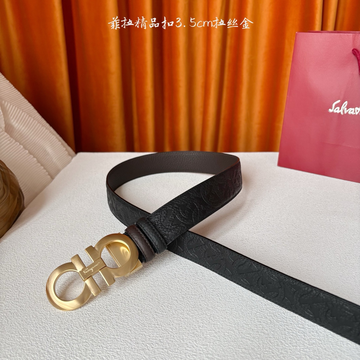 菲拉格慕男款进口小牛皮，手感细腻柔软。搭配纯铜精品扣，男士必备！宽度：3.5cm