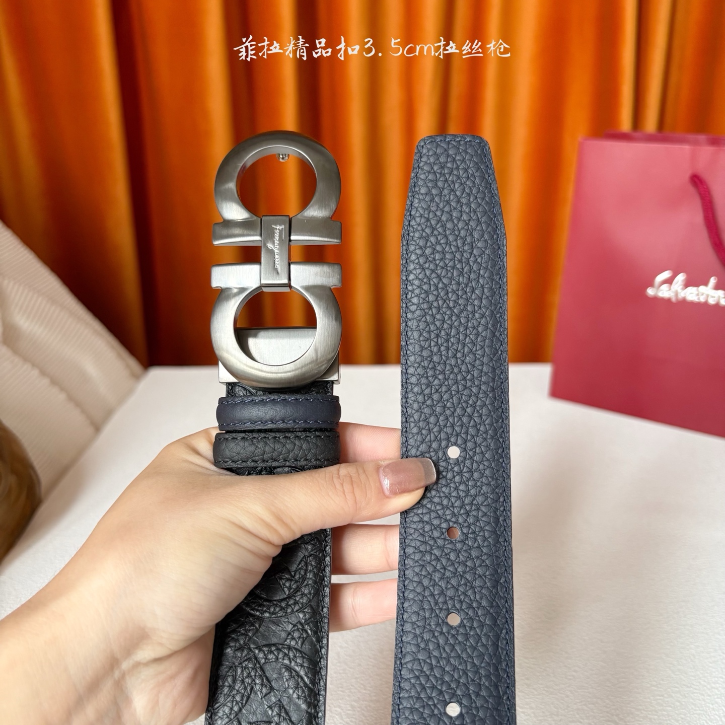 菲拉格慕男款进口小牛皮，手感细腻柔软。搭配纯铜精品扣，男士必备！宽度：3.5cm