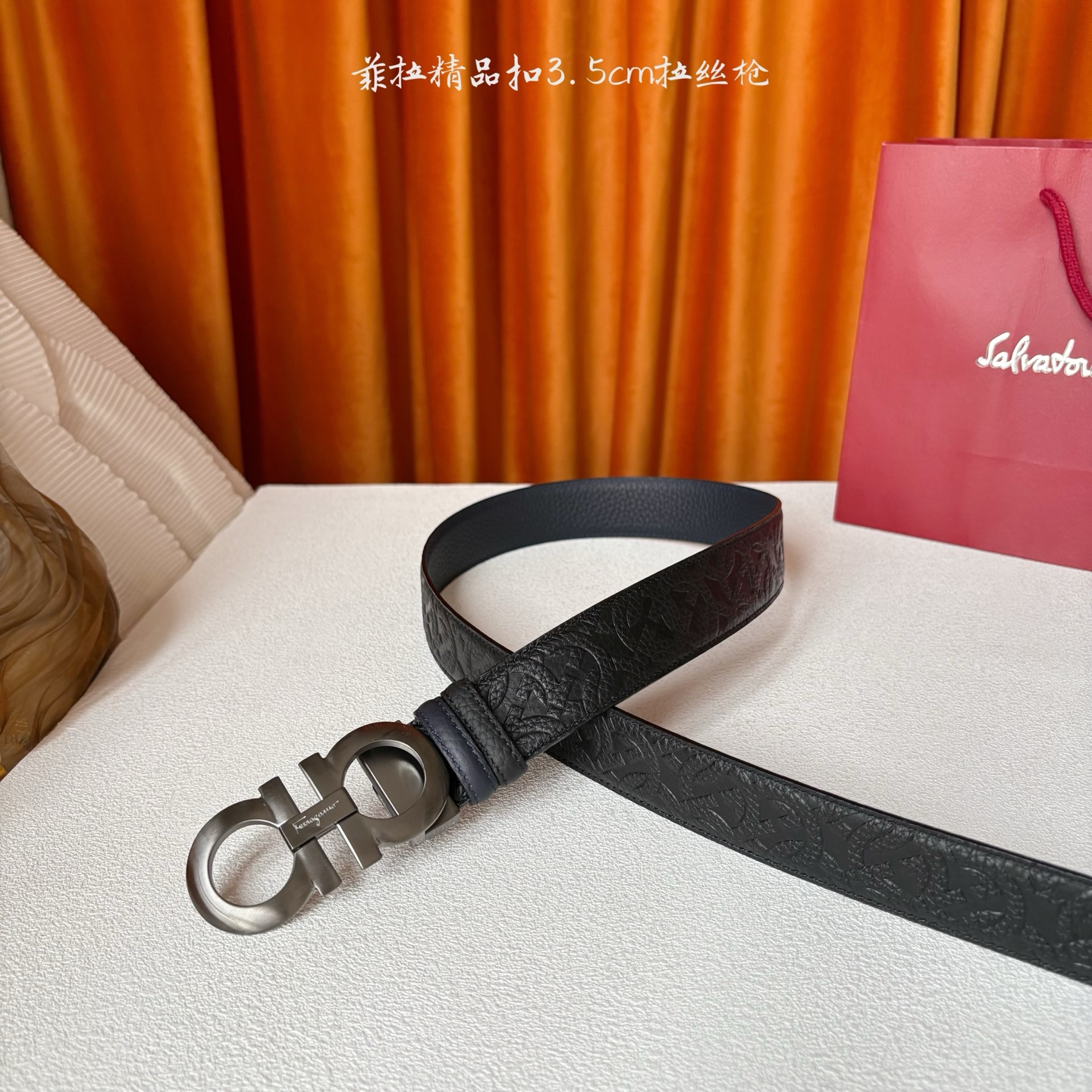 菲拉格慕男款进口小牛皮，手感细腻柔软。搭配纯铜精品扣，男士必备！宽度：3.5cm