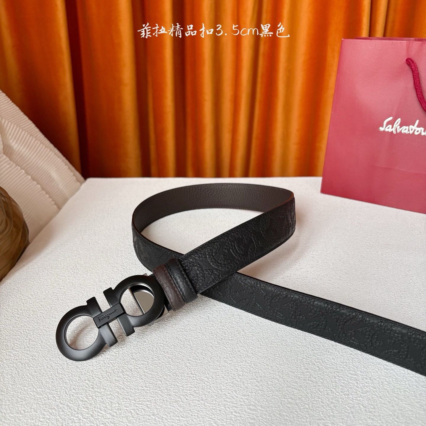 菲拉格慕男款进口小牛皮，手感细腻柔软。搭配纯铜精品扣，男士必备！宽度：3.5cm