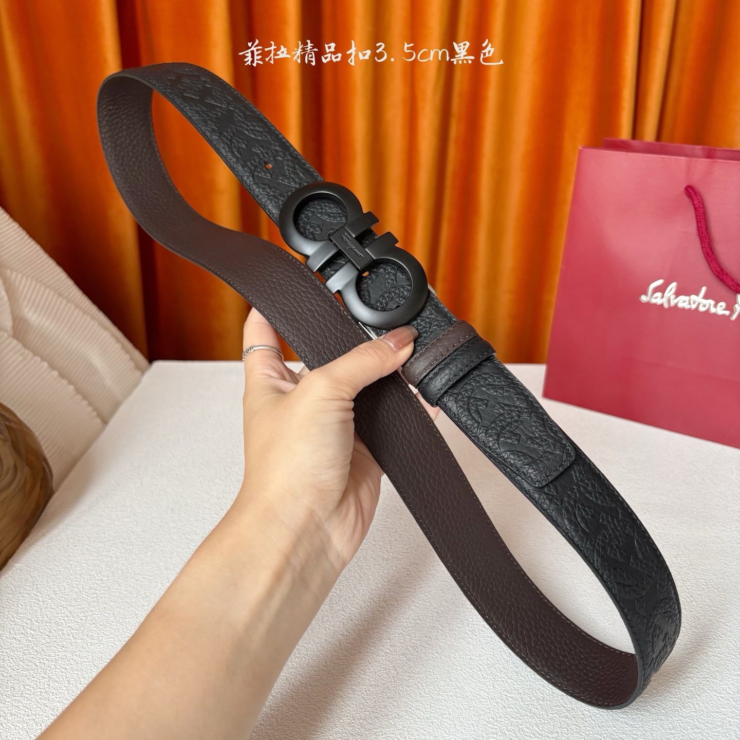 菲拉格慕男款进口小牛皮，手感细腻柔软。搭配纯铜精品扣，男士必备！宽度：3.5cm