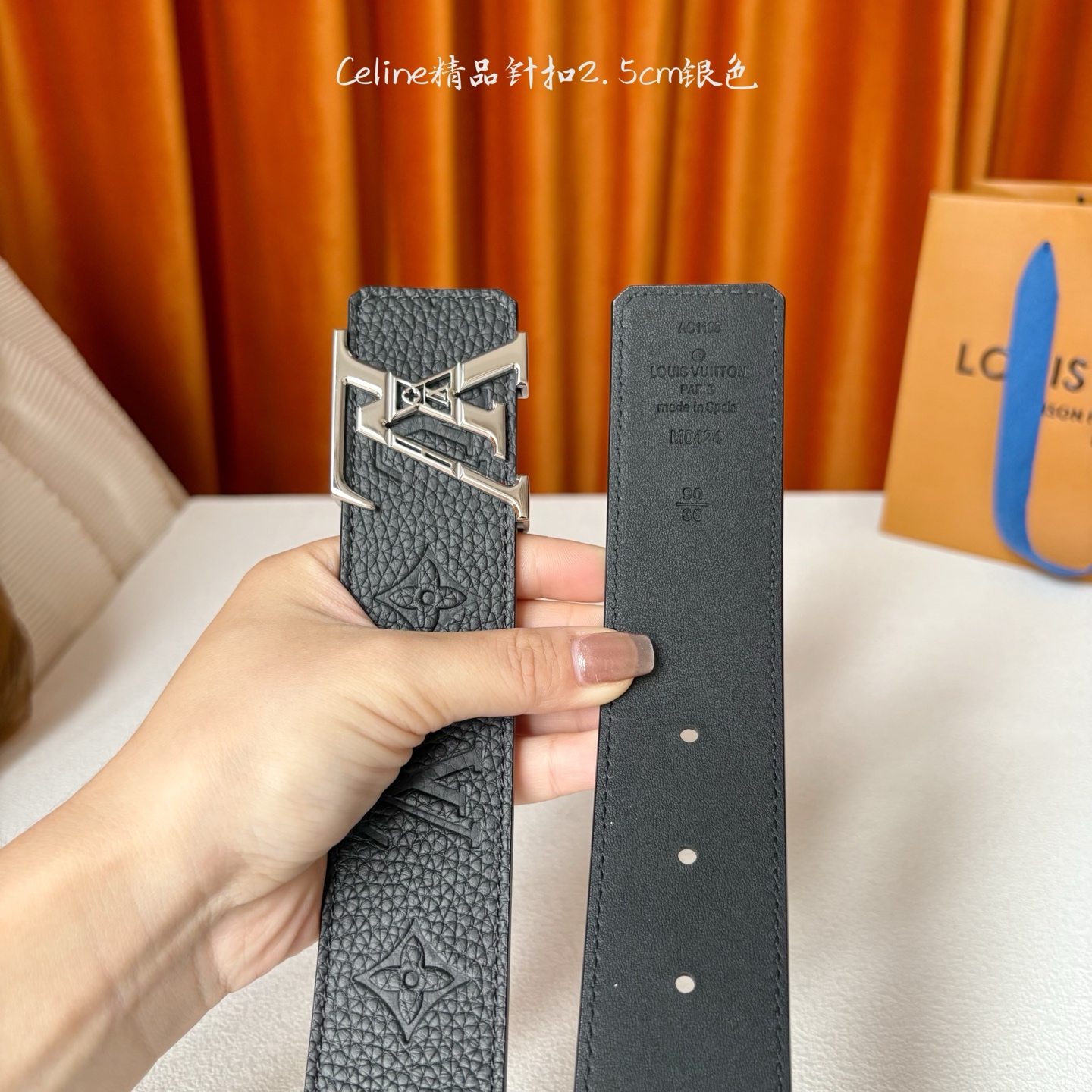 LOUIS VUITTON 经典原单品质，经典压花搭配原版皮底，镂空精品钢扣，精工制作，细节看图，实物拍