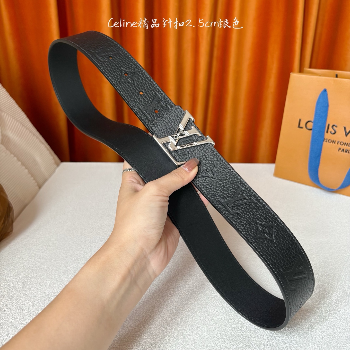 LOUIS VUITTON 经典原单品质，经典压花搭配原版皮底，镂空精品钢扣，精工制作，细节看图，实物拍