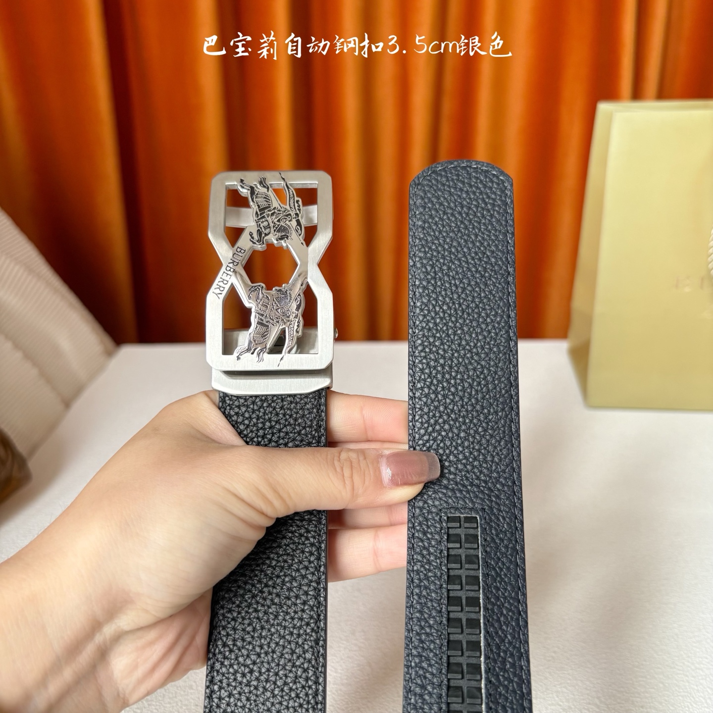 【巴宝莉】 原版进口小牛皮，手感细腻柔软，搭配纯钢自动精品扣，男士必备！宽度：3.5cm