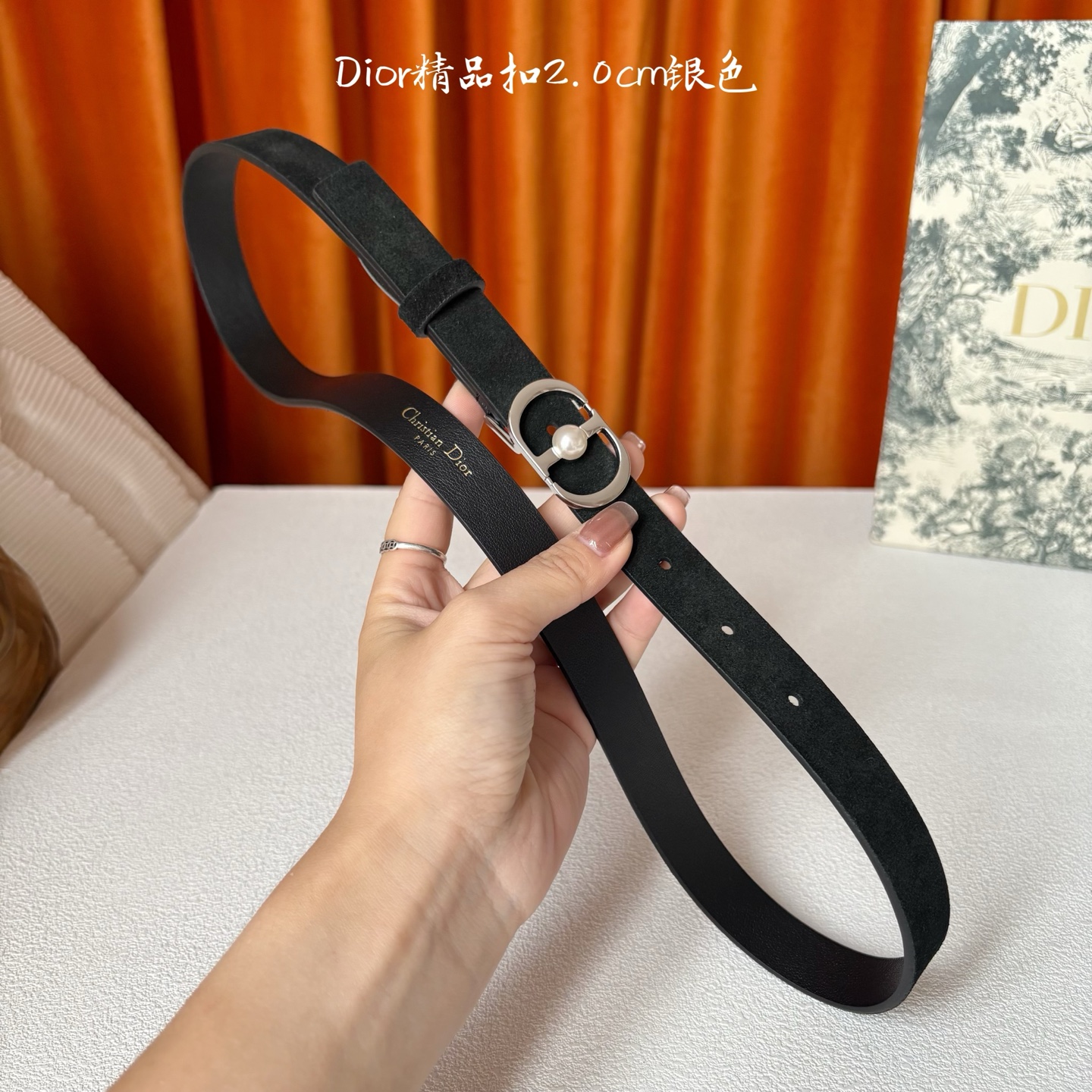 Dior新款腰带，采用精致头层皮制作，手感柔软，舒适细腻，精品珍珠扣，精致优雅，时尚大方。宽2.0cm