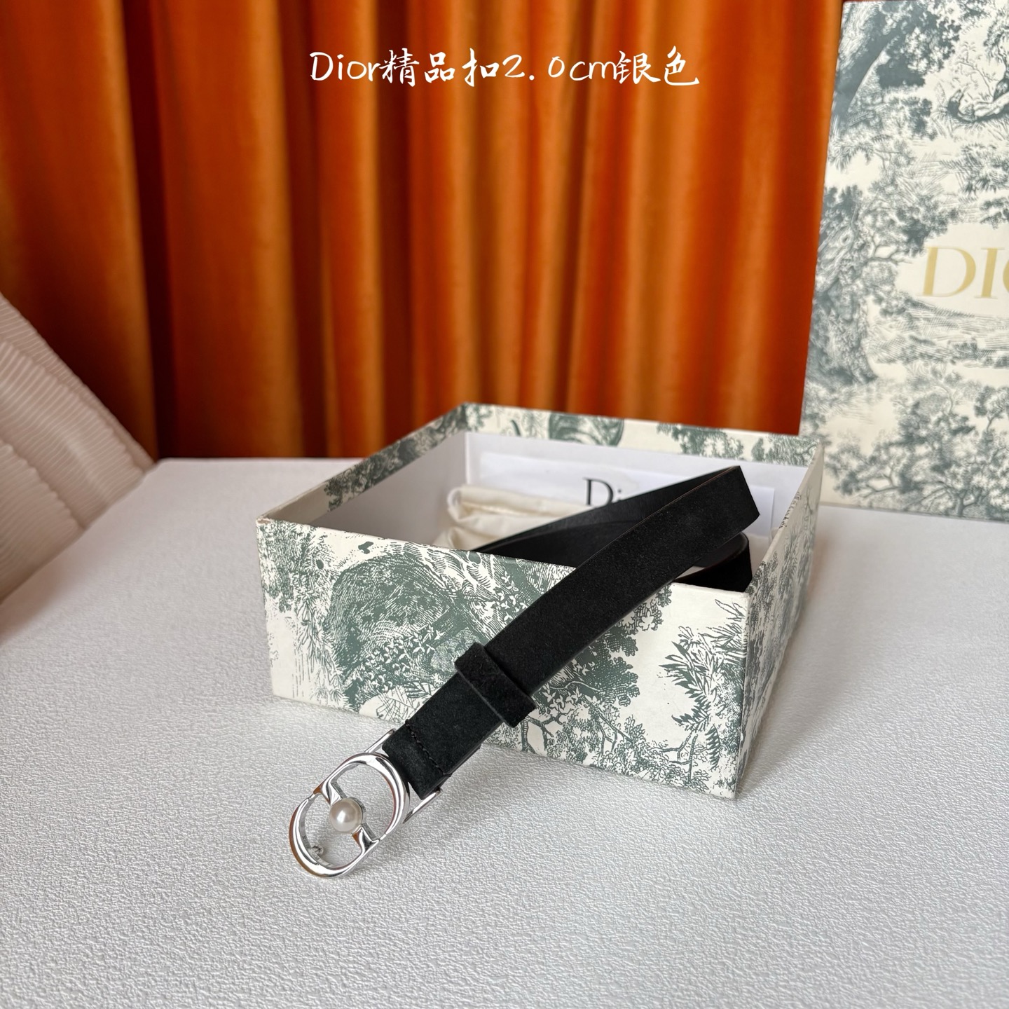 Dior新款腰带，采用精致头层皮制作，手感柔软，舒适细腻，精品珍珠扣，精致优雅，时尚大方。宽2.0cm