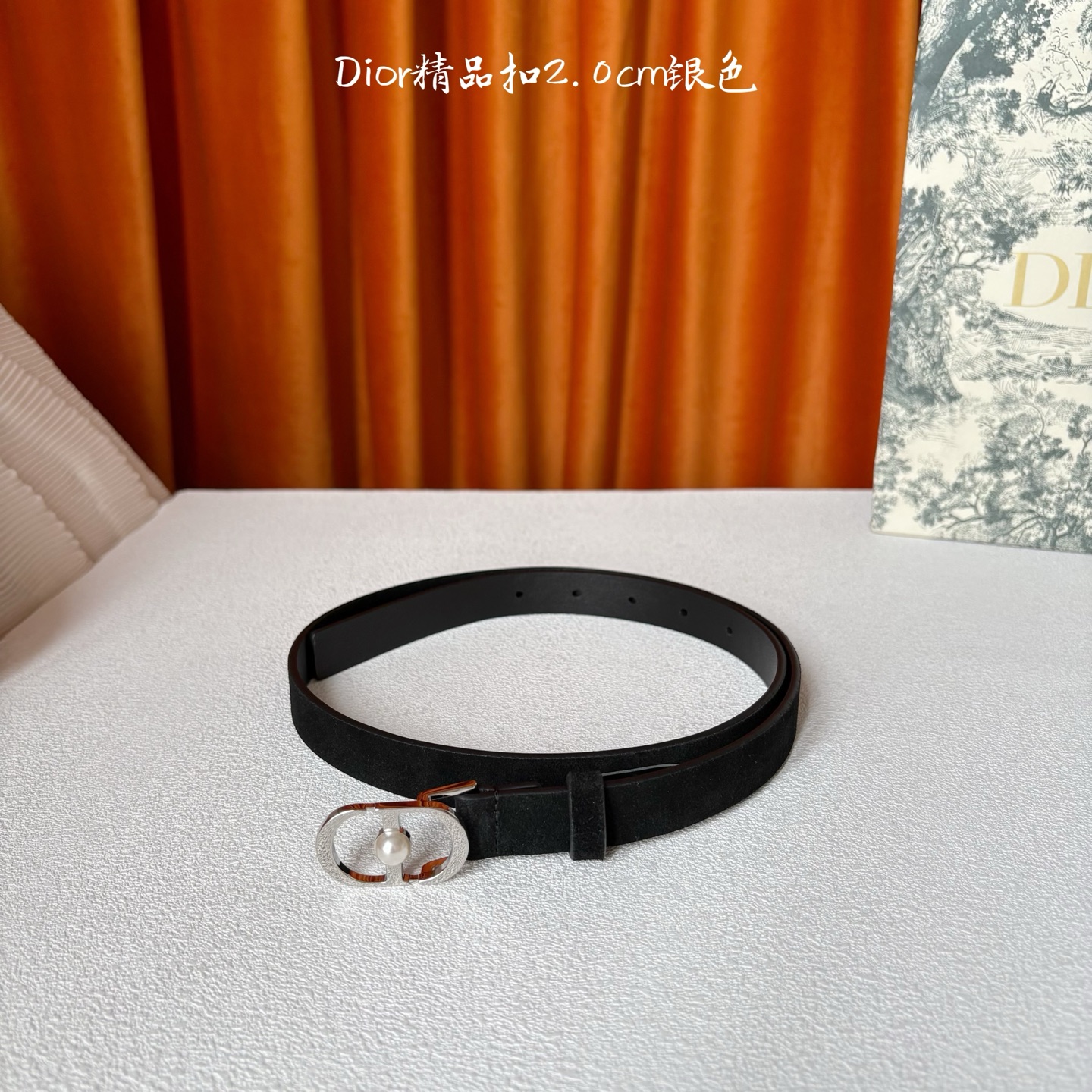 Dior新款腰带，采用精致头层皮制作，手感柔软，舒适细腻，精品珍珠扣，精致优雅，时尚大方。宽2.0cm