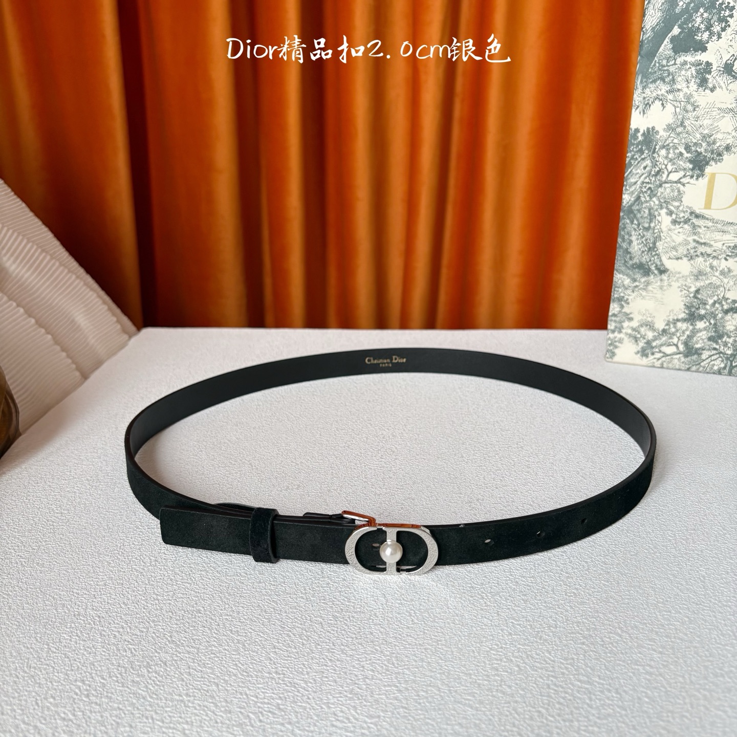 Dior新款腰带，采用精致头层皮制作，手感柔软，舒适细腻，精品珍珠扣，精致优雅，时尚大方。宽2.0cm