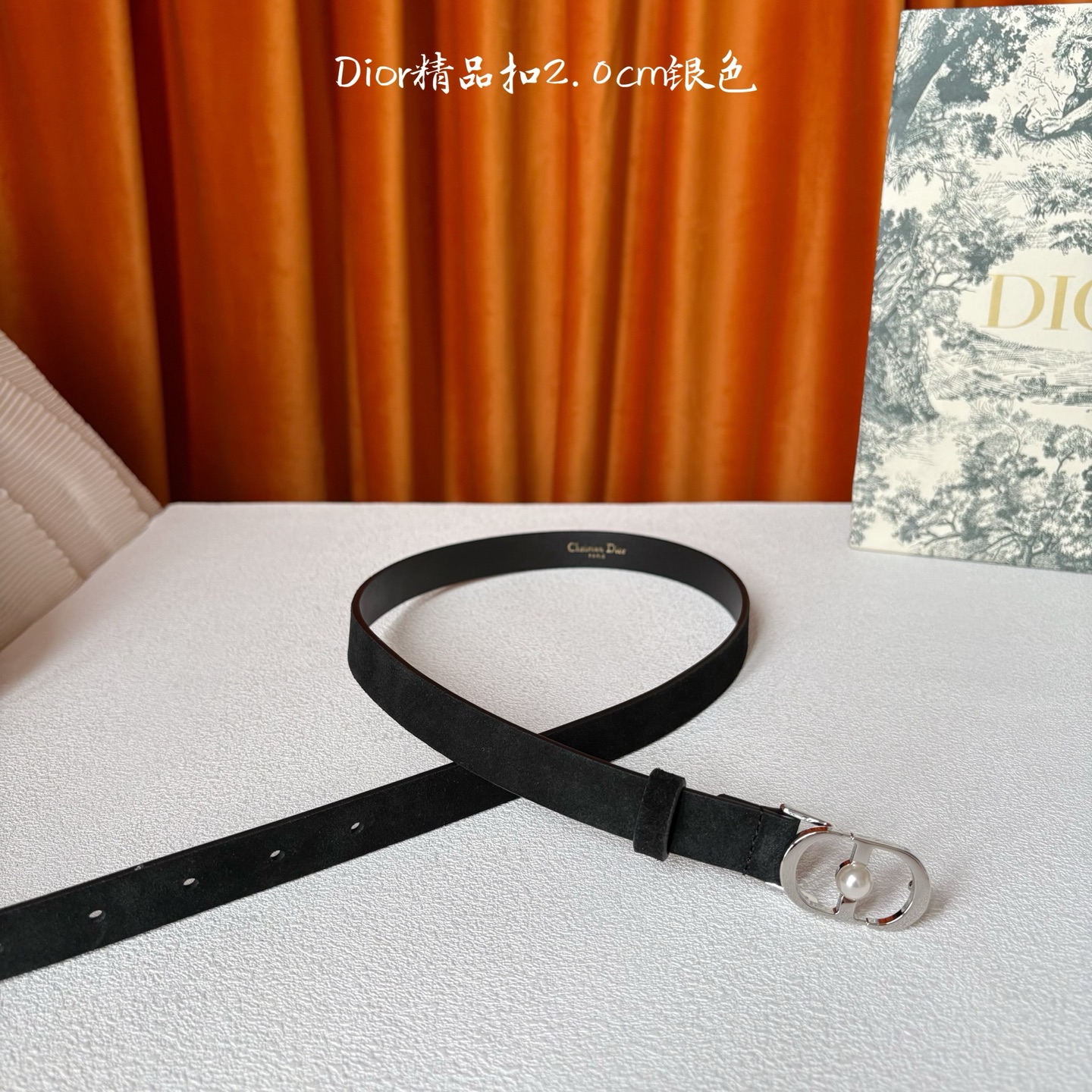 Dior新款腰带，采用精致头层皮制作，手感柔软，舒适细腻，精品珍珠扣，精致优雅，时尚大方。宽2.0cm