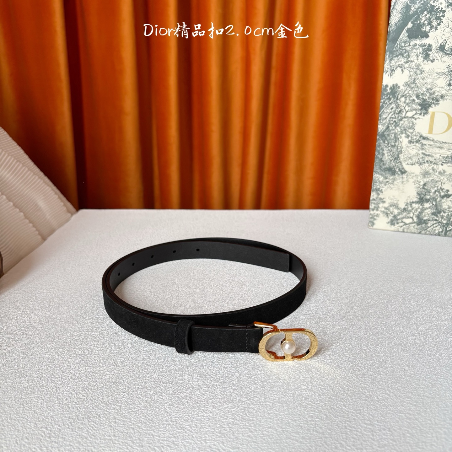 Dior新款腰带，采用精致头层皮制作，手感柔软，舒适细腻，精品珍珠扣，精致优雅，时尚大方。宽2.0cm