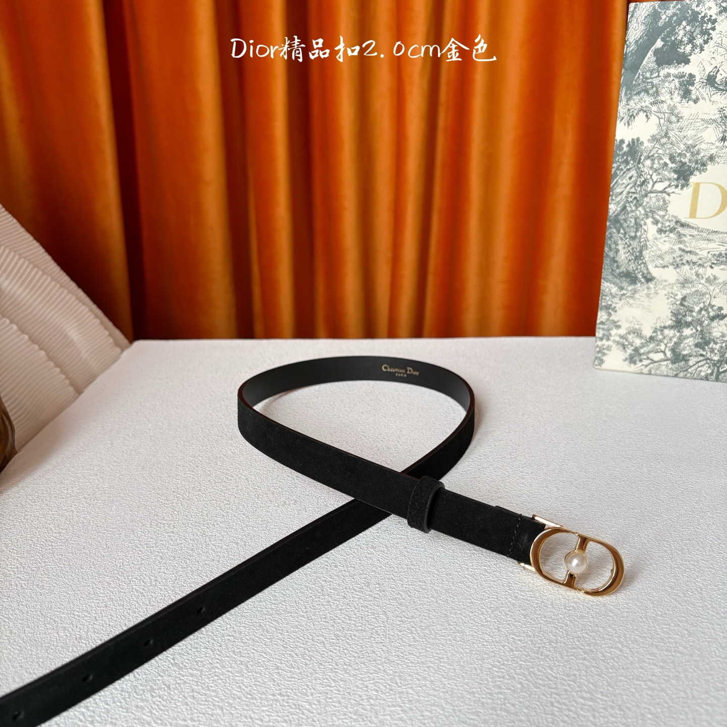 Dior新款腰带，采用精致头层皮制作，手感柔软，舒适细腻，精品珍珠扣，精致优雅，时尚大方。宽2.0cm