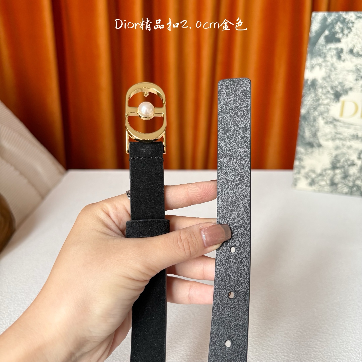 Dior新款腰带，采用精致头层皮制作，手感柔软，舒适细腻，精品珍珠扣，精致优雅，时尚大方。宽2.0cm