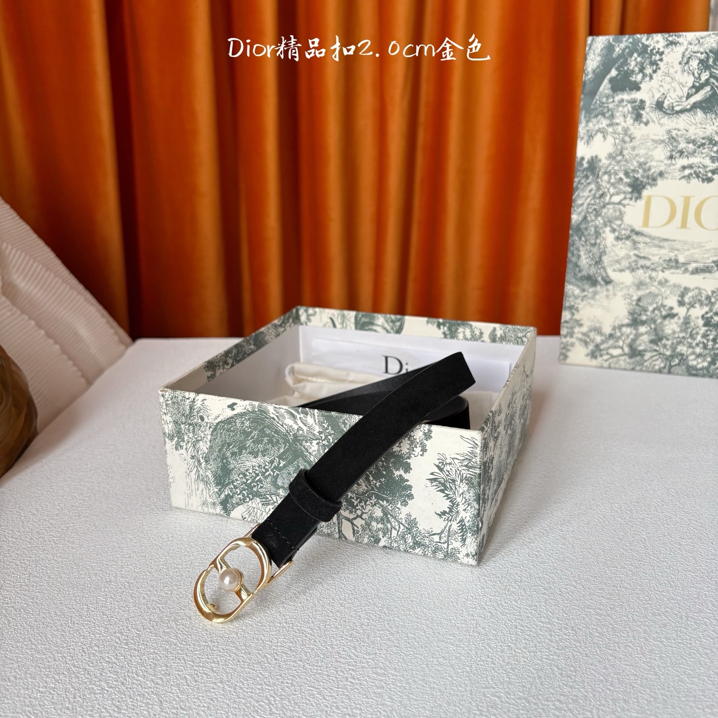 Dior新款腰带，采用精致头层皮制作，手感柔软，舒适细腻，精品珍珠扣，精致优雅，时尚大方。宽2.0cm
