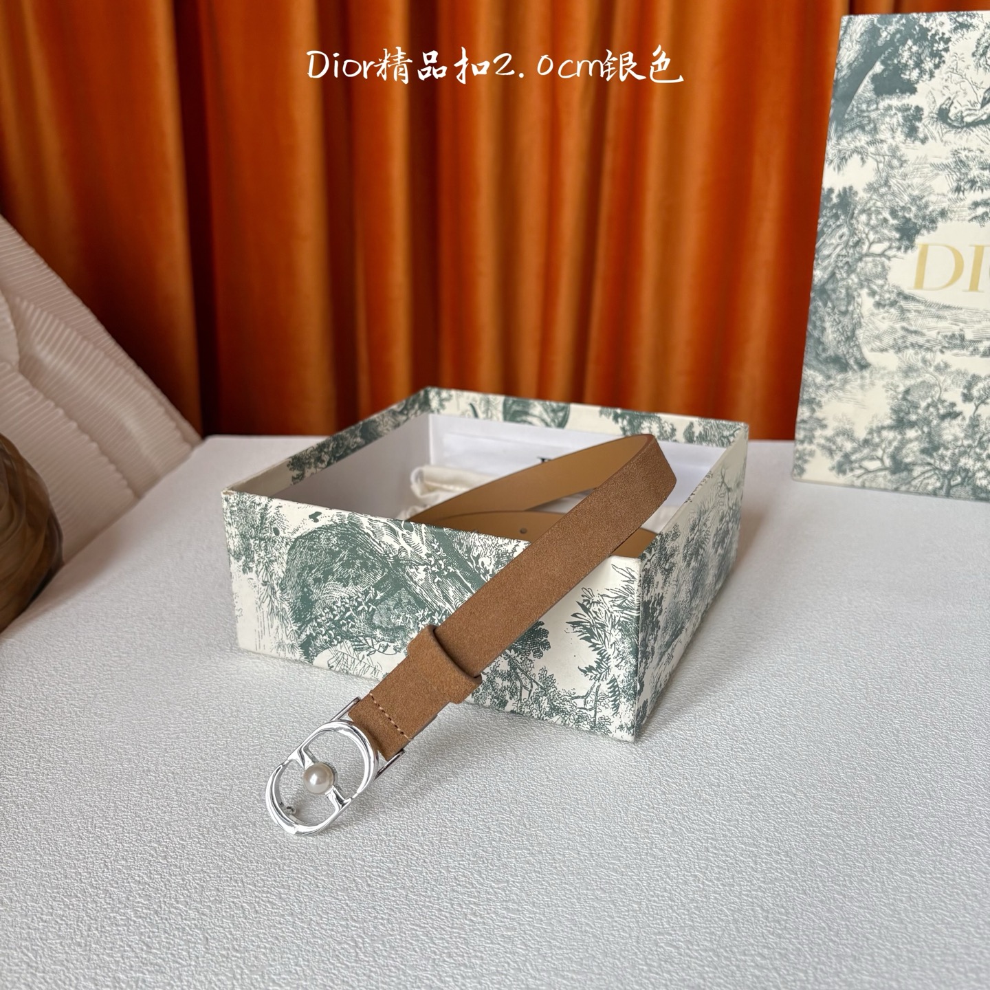 Dior新款腰带，采用精致头层皮制作，手感柔软，舒适细腻，精品珍珠扣，精致优雅，时尚大方。宽2.0cm