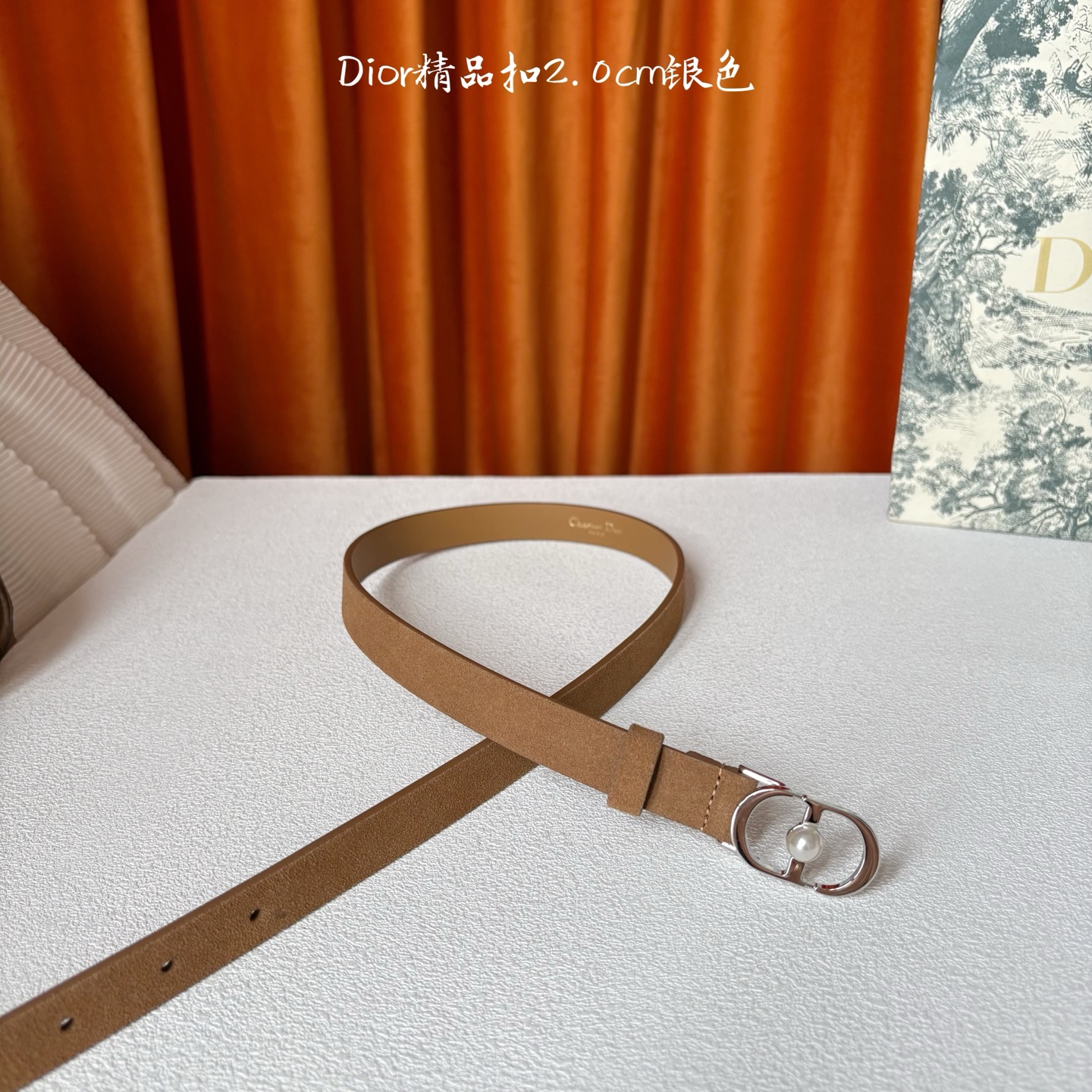 Dior新款腰带，采用精致头层皮制作，手感柔软，舒适细腻，精品珍珠扣，精致优雅，时尚大方。宽2.0cm