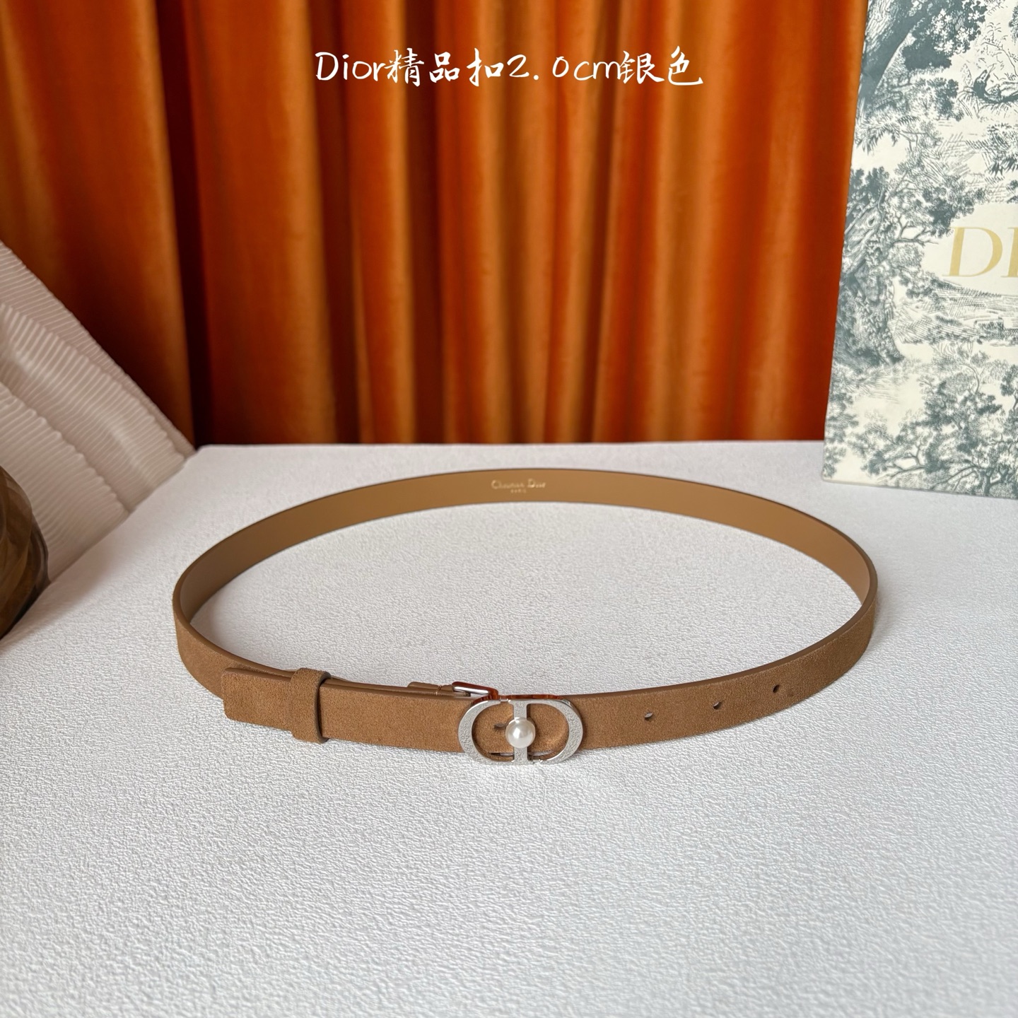 Dior新款腰带，采用精致头层皮制作，手感柔软，舒适细腻，精品珍珠扣，精致优雅，时尚大方。宽2.0cm