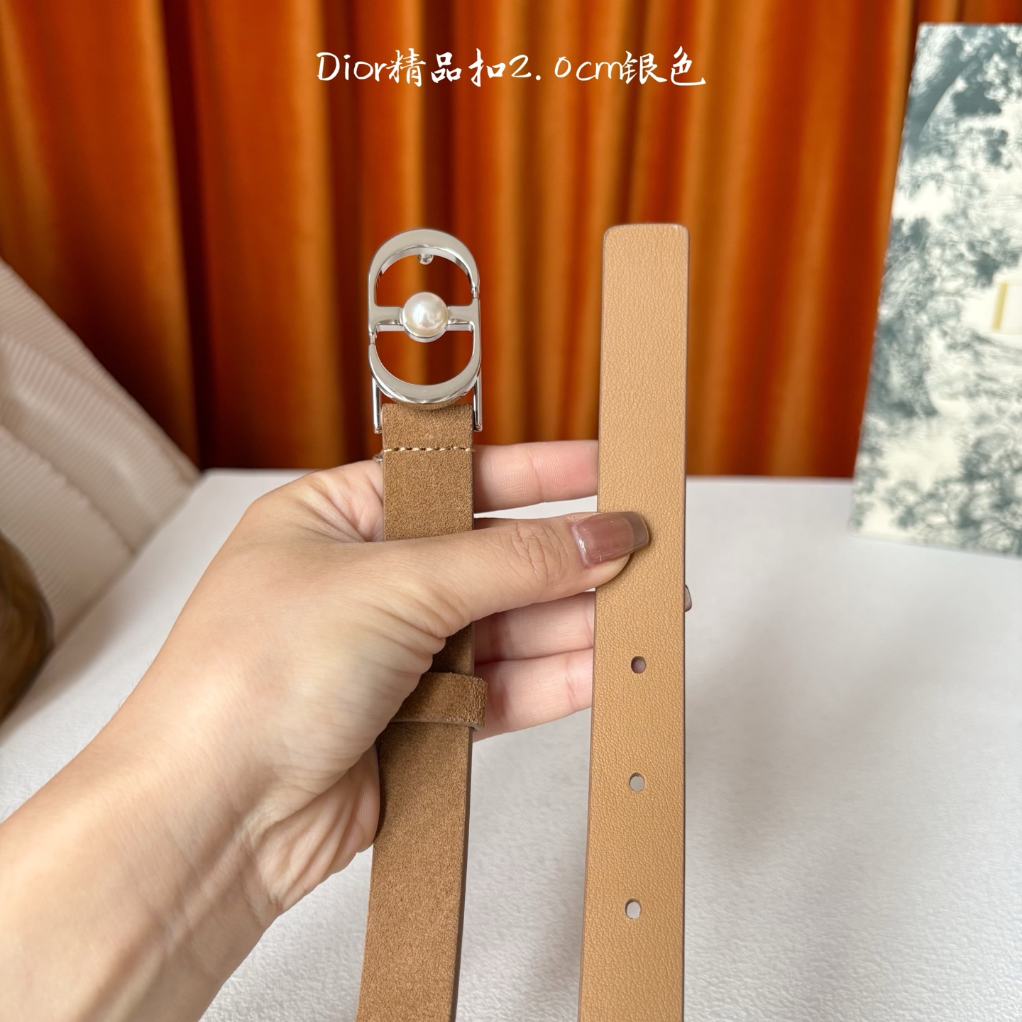 Dior新款腰带，采用精致头层皮制作，手感柔软，舒适细腻，精品珍珠扣，精致优雅，时尚大方。宽2.0cm