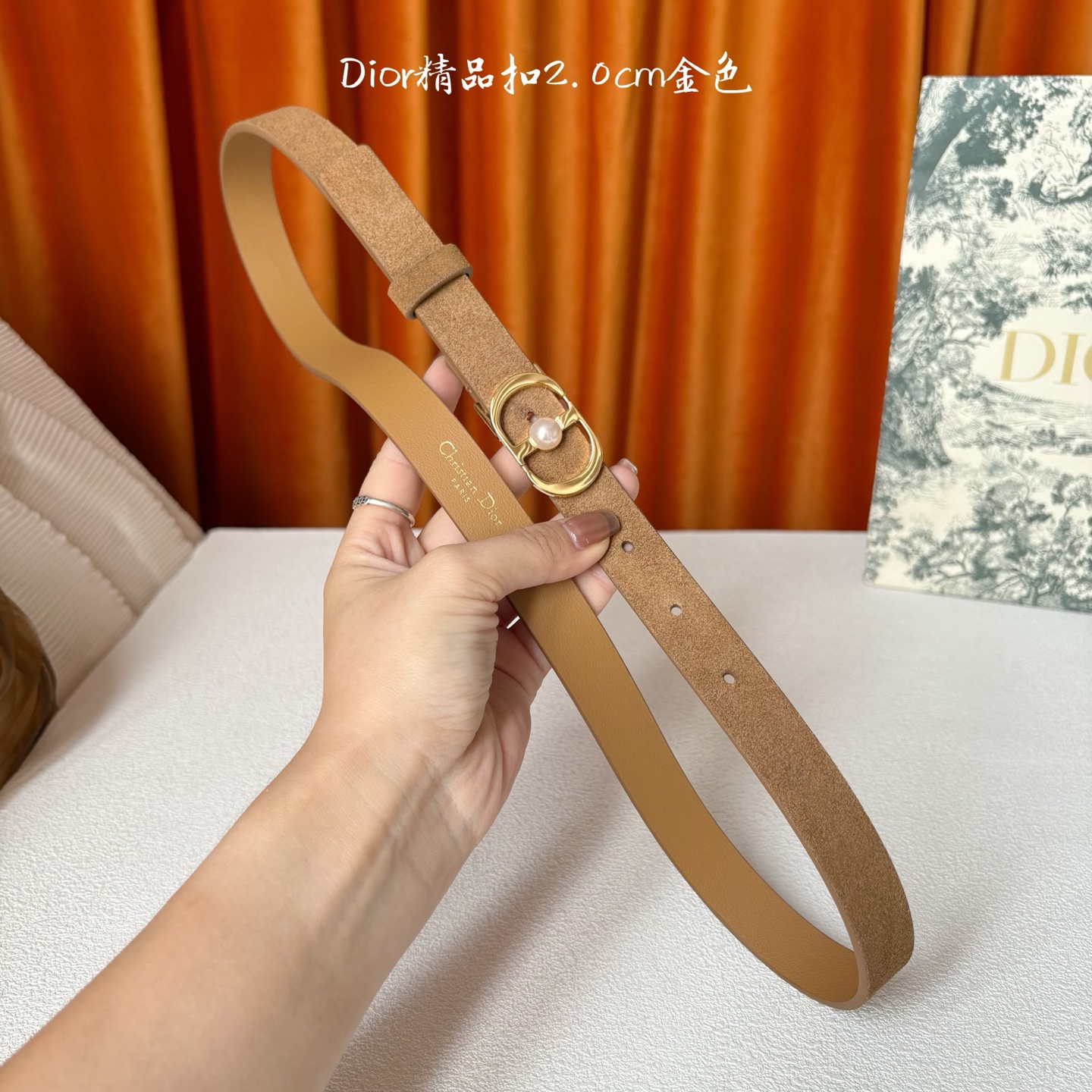 Dior新款腰带，采用精致头层皮制作，手感柔软，舒适细腻，精品珍珠扣，精致优雅，时尚大方。宽2.0cm