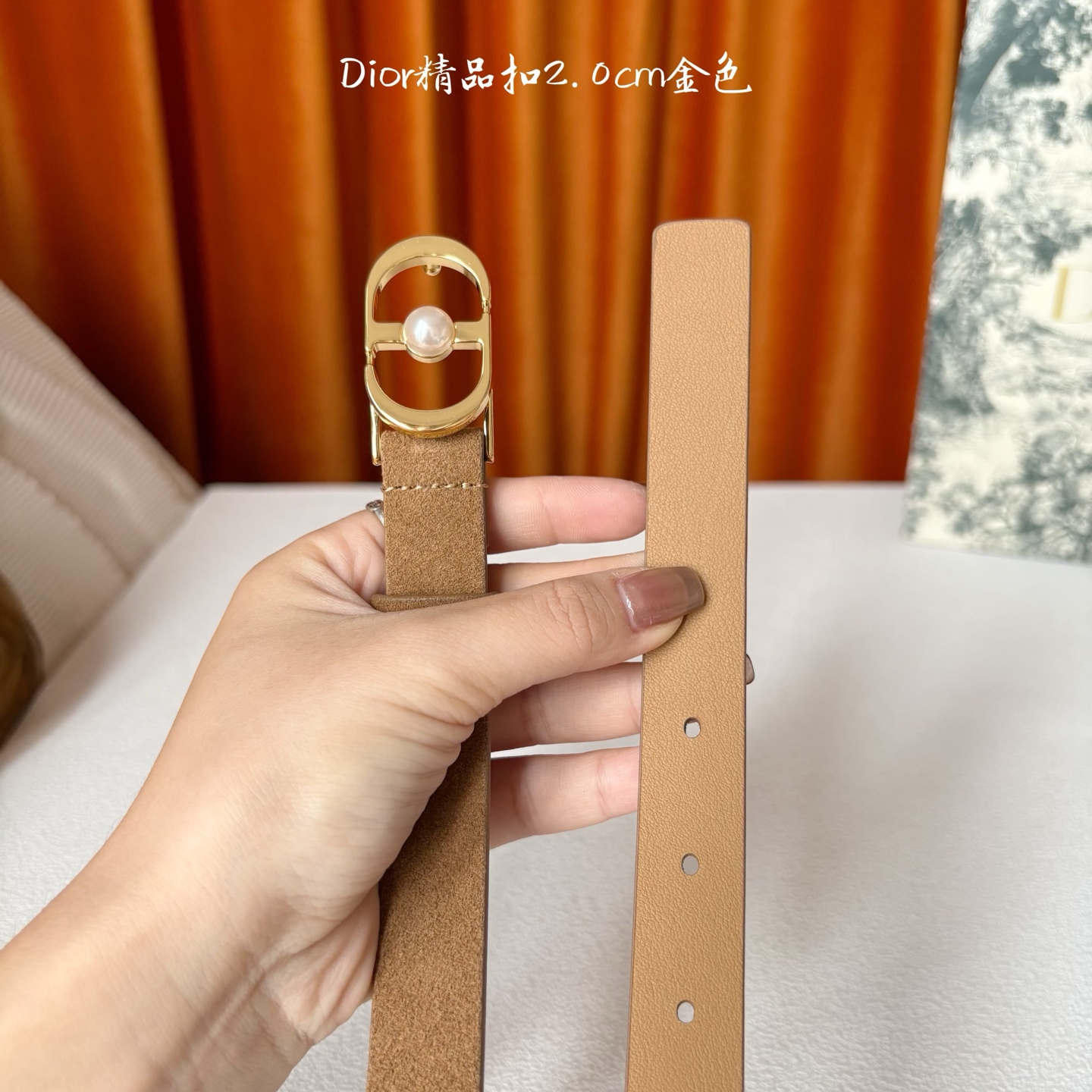 Dior新款腰带，采用精致头层皮制作，手感柔软，舒适细腻，精品珍珠扣，精致优雅，时尚大方。宽2.0cm