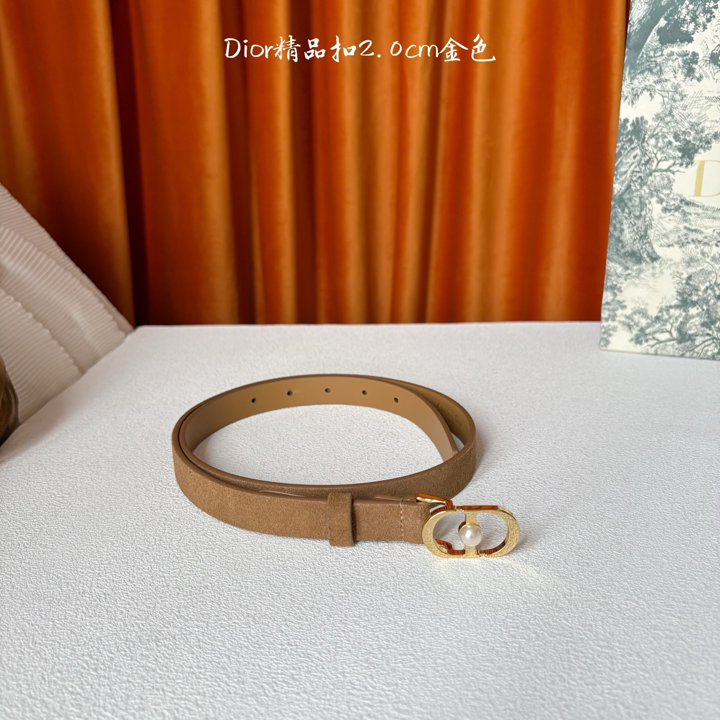 Dior新款腰带，采用精致头层皮制作，手感柔软，舒适细腻，精品珍珠扣，精致优雅，时尚大方。宽2.0cm
