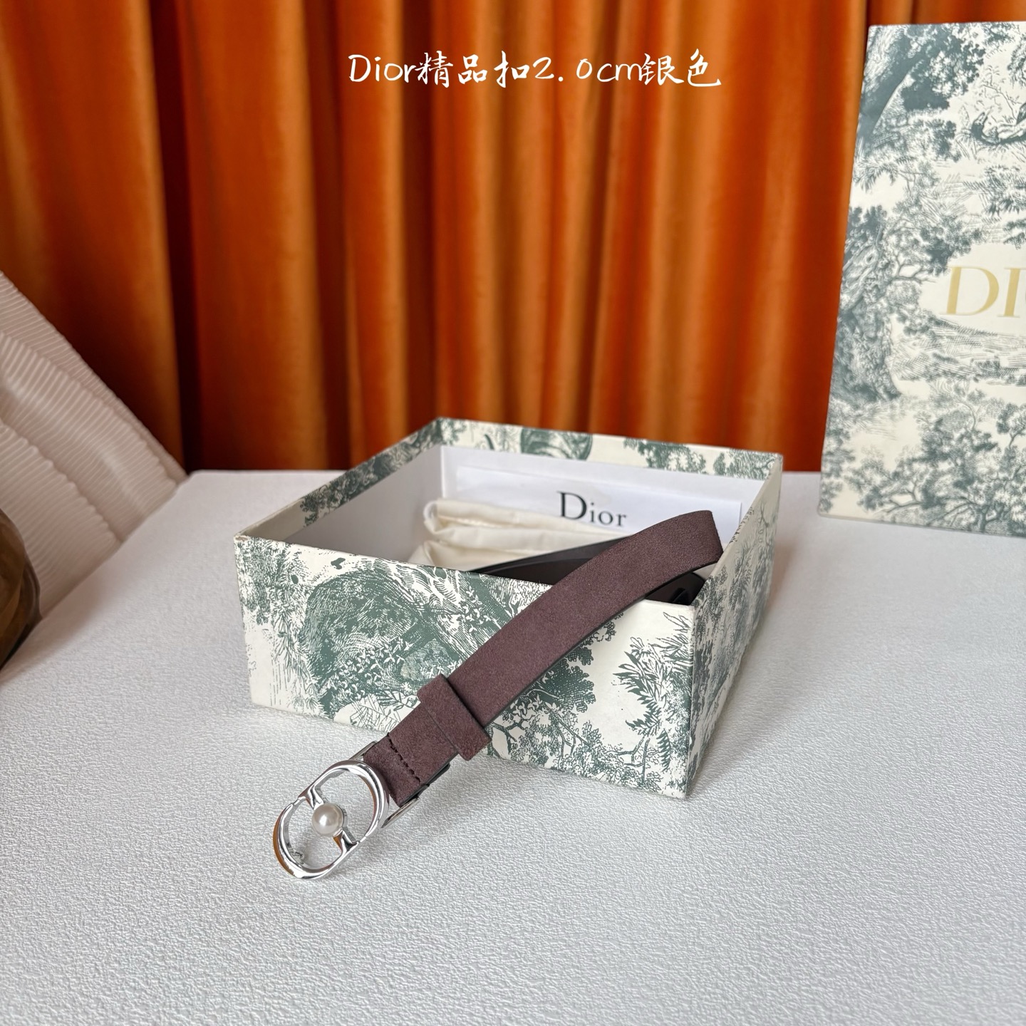Dior新款腰带，采用精致头层皮制作，手感柔软，舒适细腻，精品珍珠扣，精致优雅，时尚大方。宽2.0cm