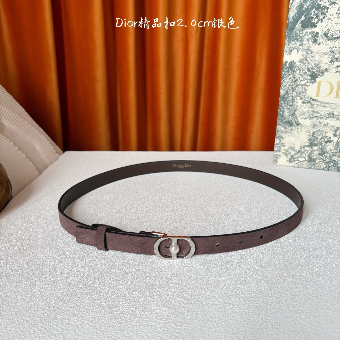 Dior新款腰带，采用精致头层皮制作，手感柔软，舒适细腻，精品珍珠扣，精致优雅，时尚大方。宽2.0cm